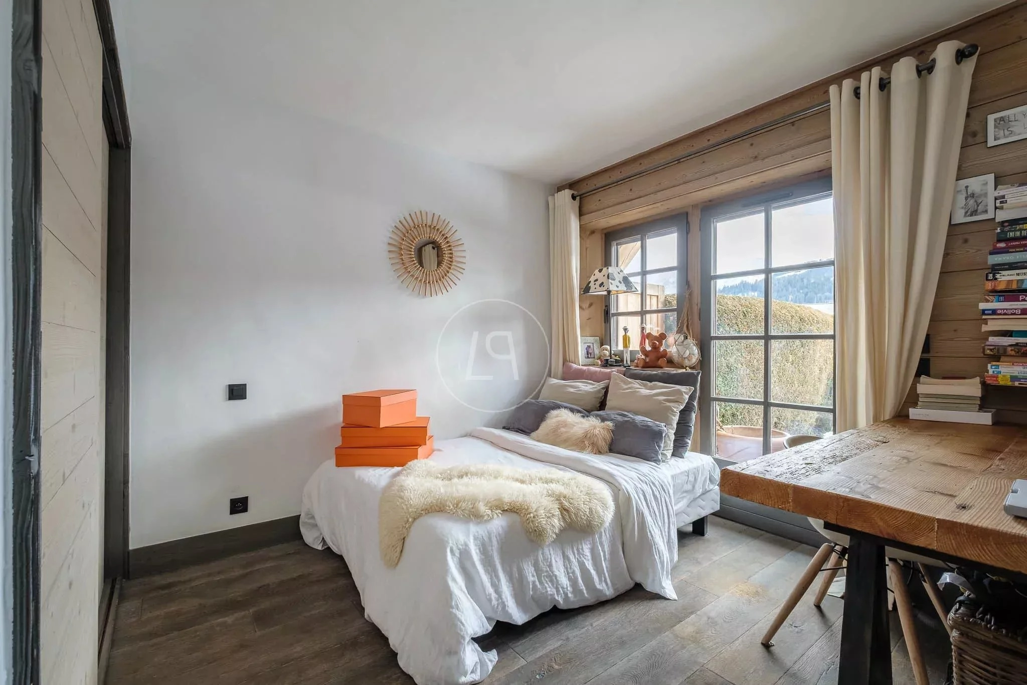 Gemütliches Schlafzimmer mit Bergblick