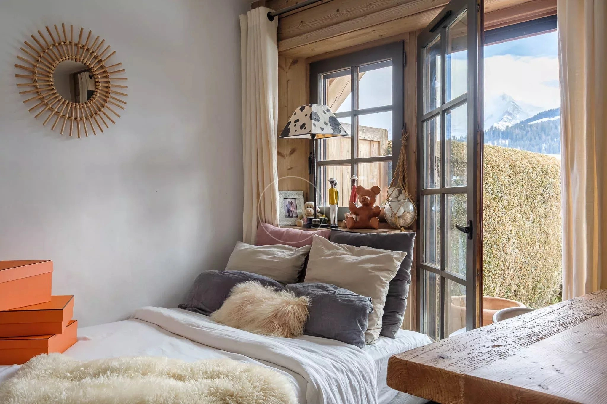 Gemütliches Schlafzimmer mit Bergblick