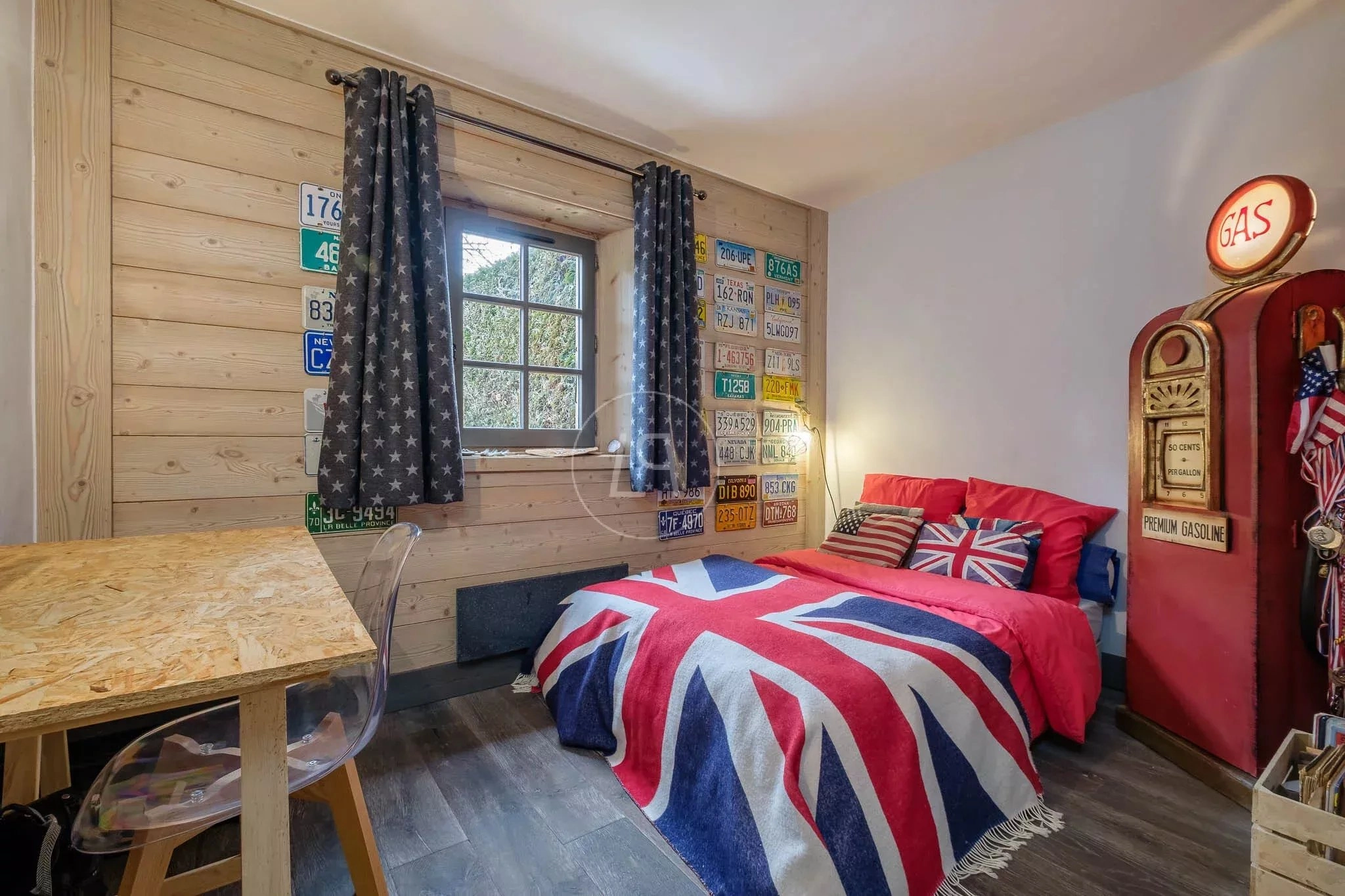 Verspieltes Schlafzimmer mit britisch-amerikanischer Deko