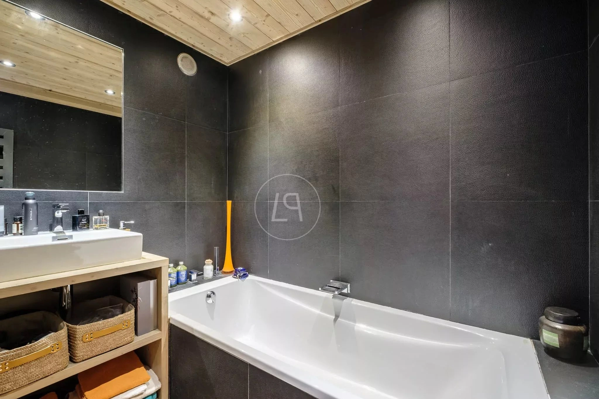 Modernes Badezimmer mit Badewanne und dunkler Wandgestaltung
