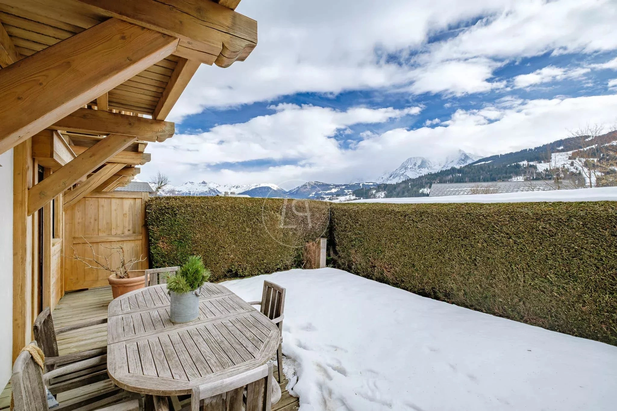 Alpen-Terrasse mit Bergblick