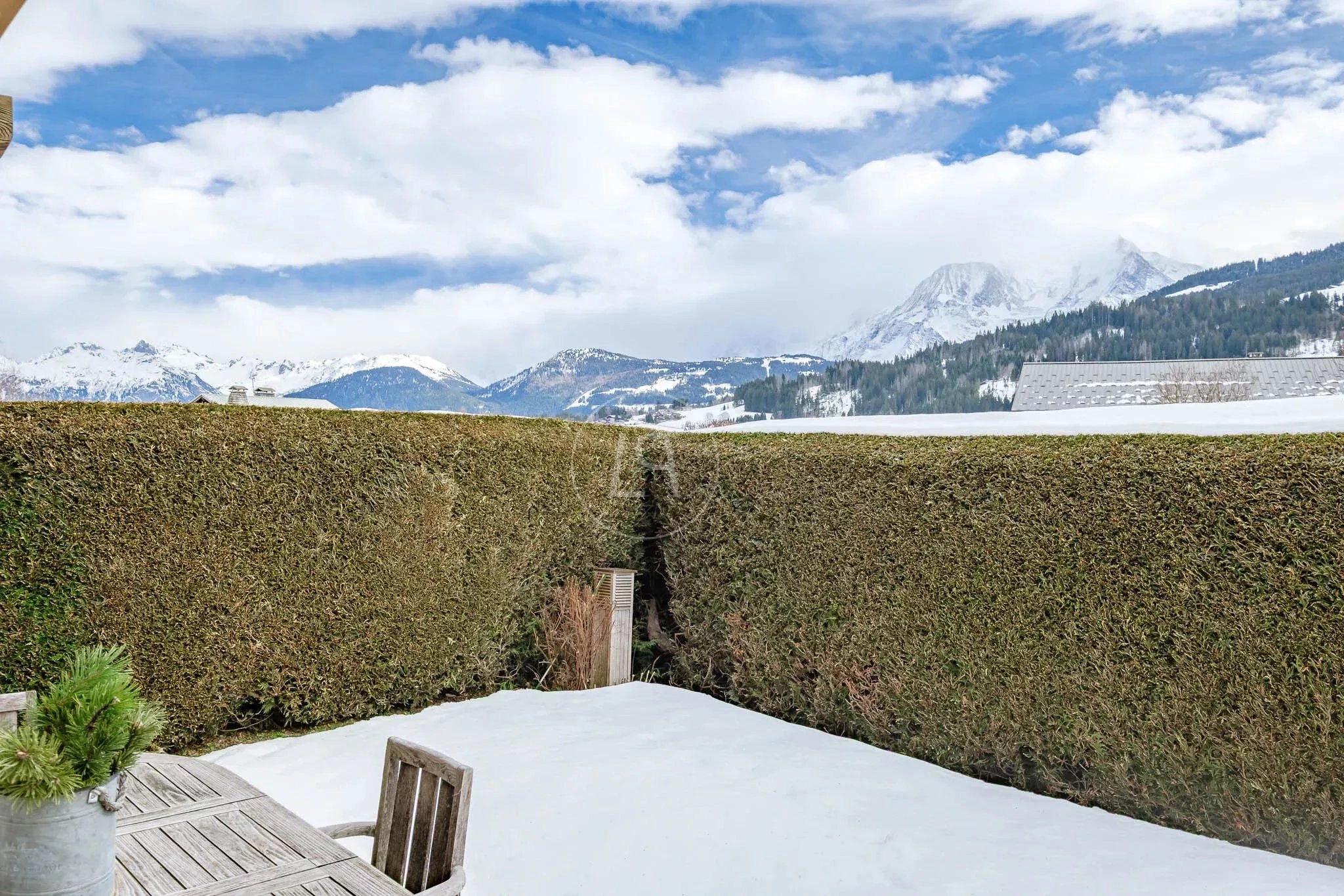 Terrasse mit Bergblick im Schnee