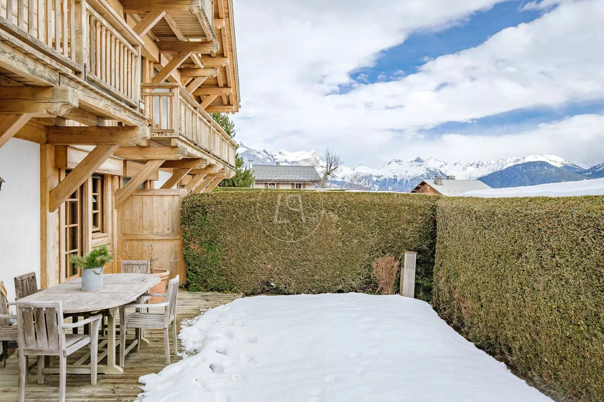 Alpen-Terrasse mit Holzbalkon und Bergblick