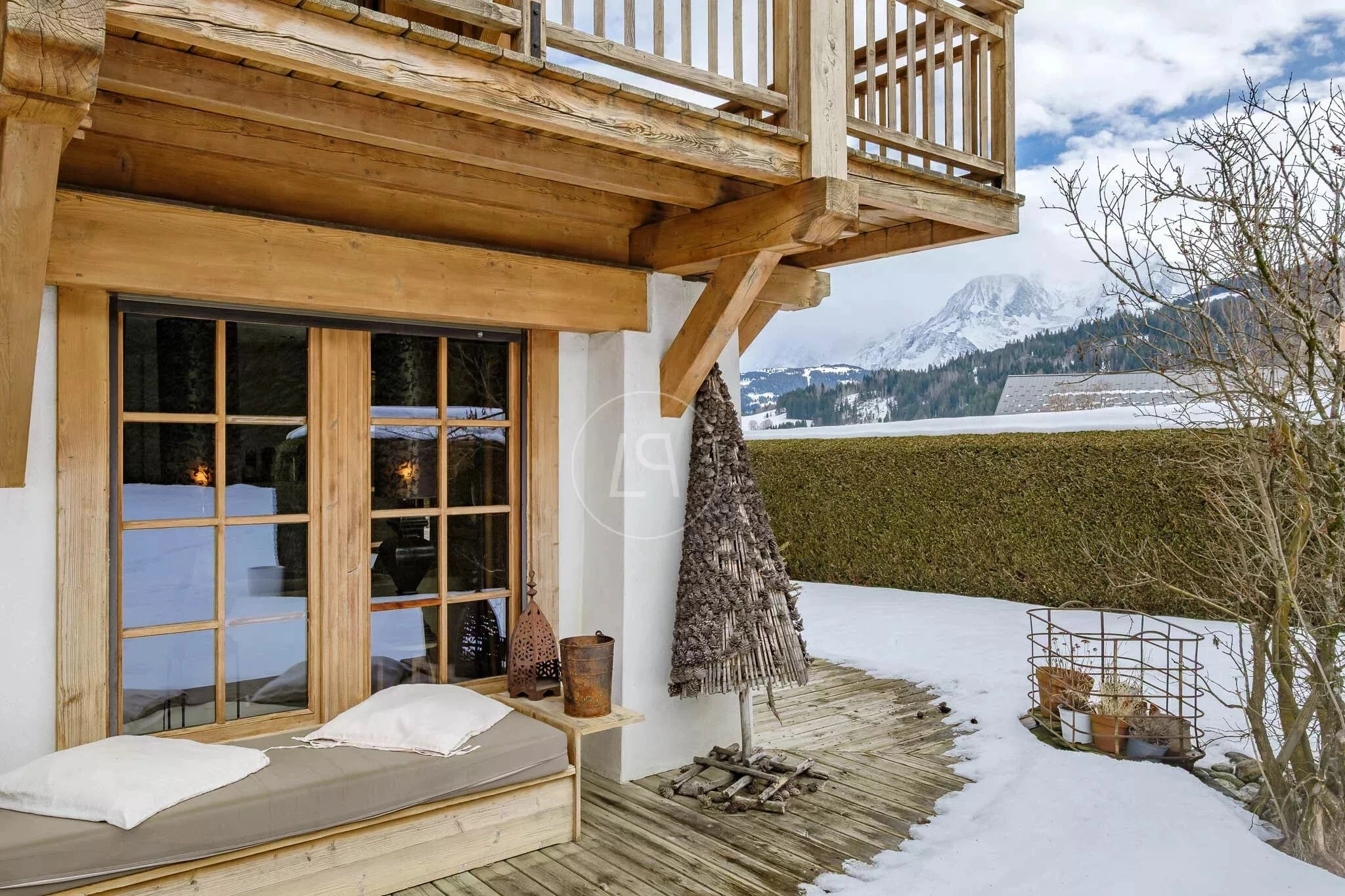 Alpen-Balkon mit Holzgeländer und Bergblick