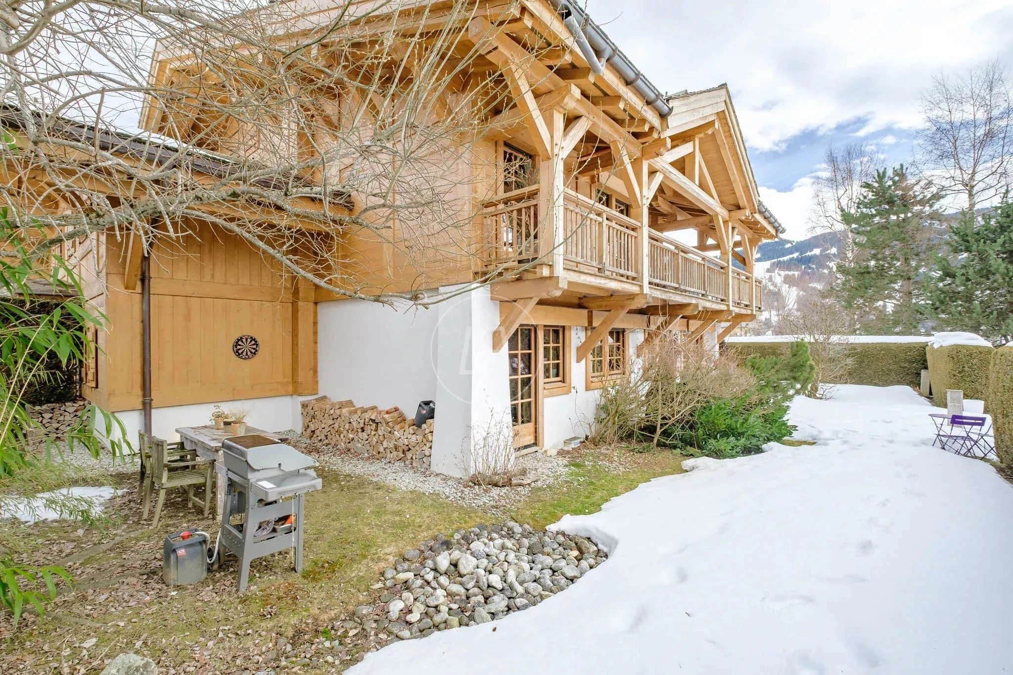 Alpenchalet mit Holzfassade und Balkon
