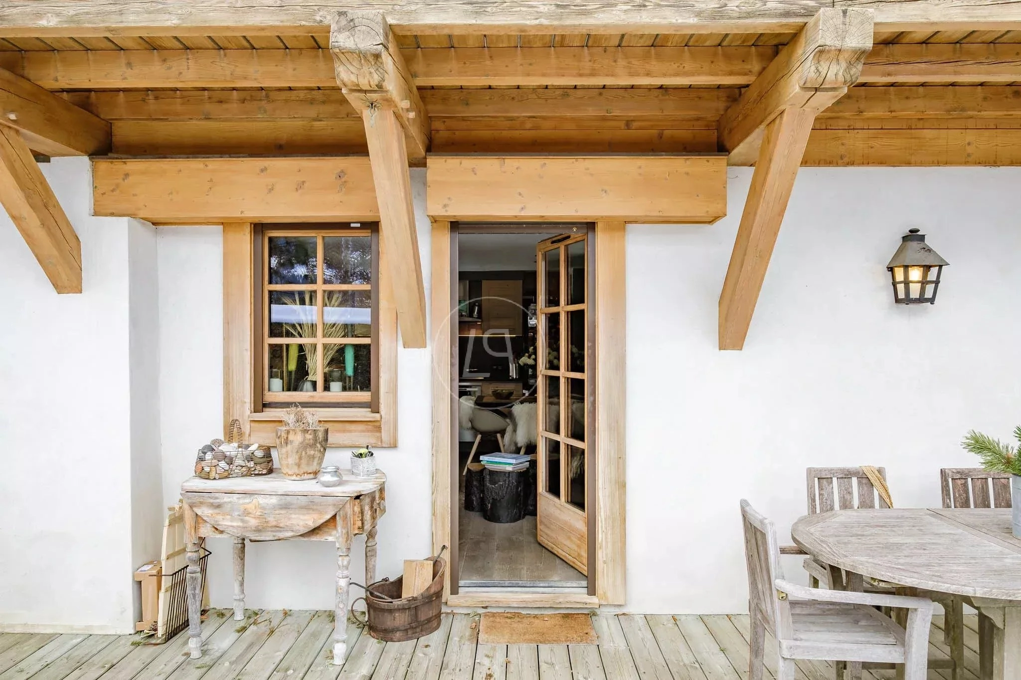 Rustikale Holzveranda mit Eingang