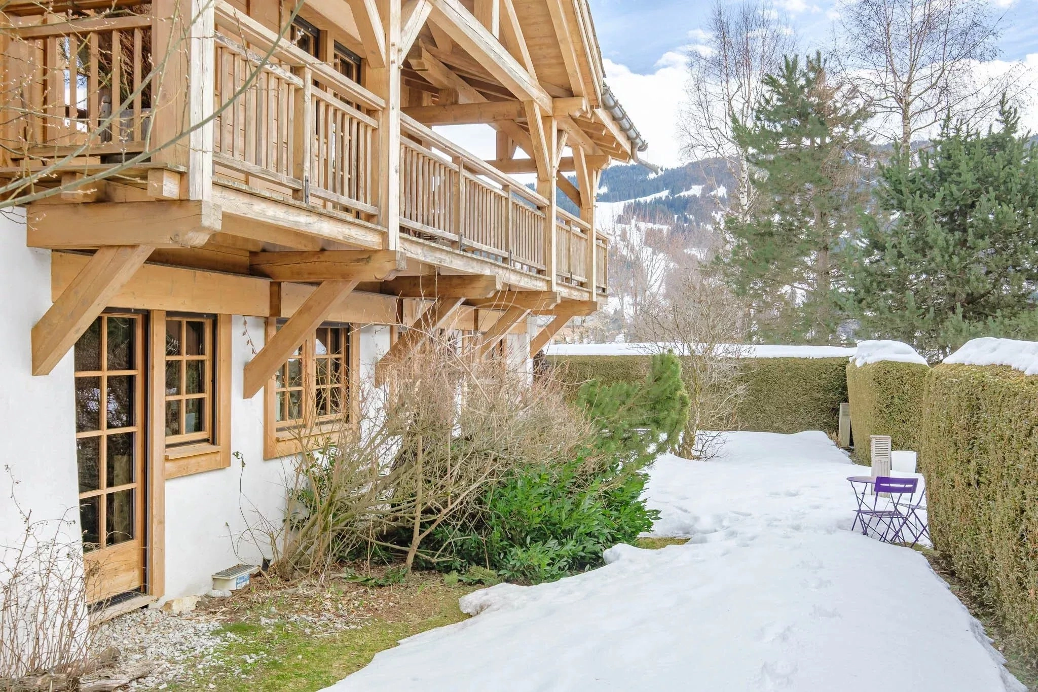 Winterliche Chalet-Ansicht mit Holzbalkonen