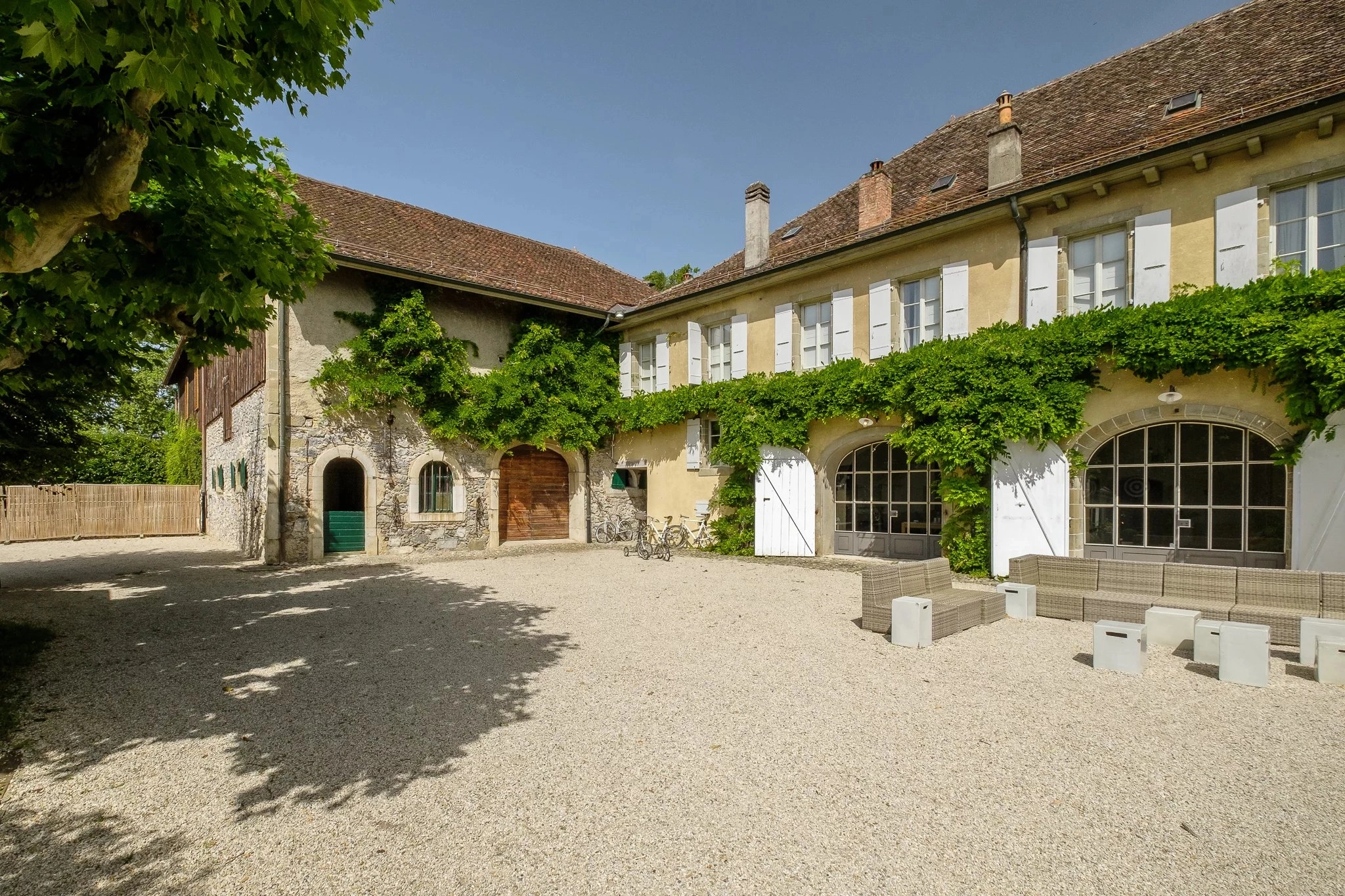 Historischer Innenhof mit Landhausfassade
