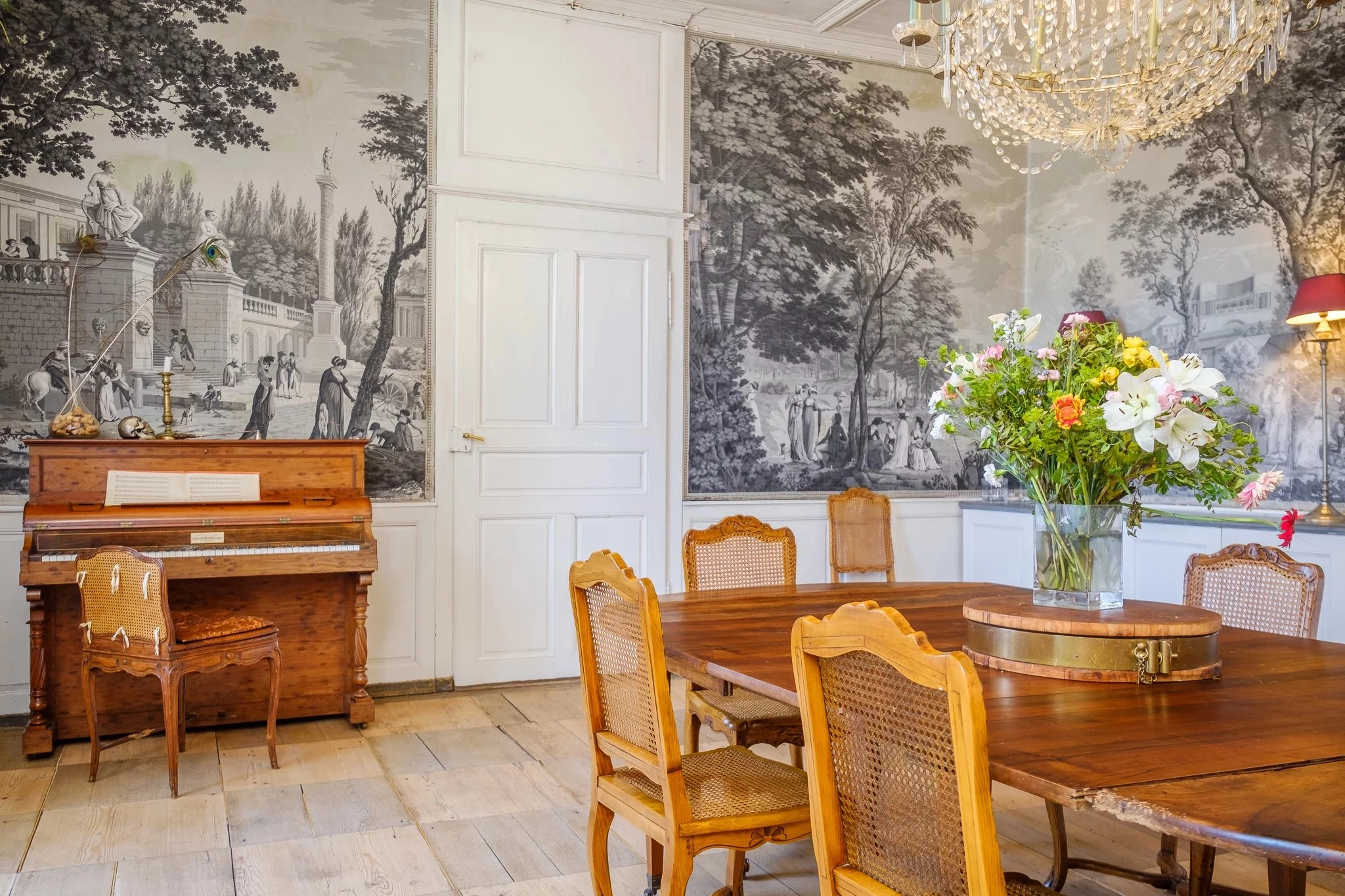 Eleganter Speisebereich mit Wandmalerei