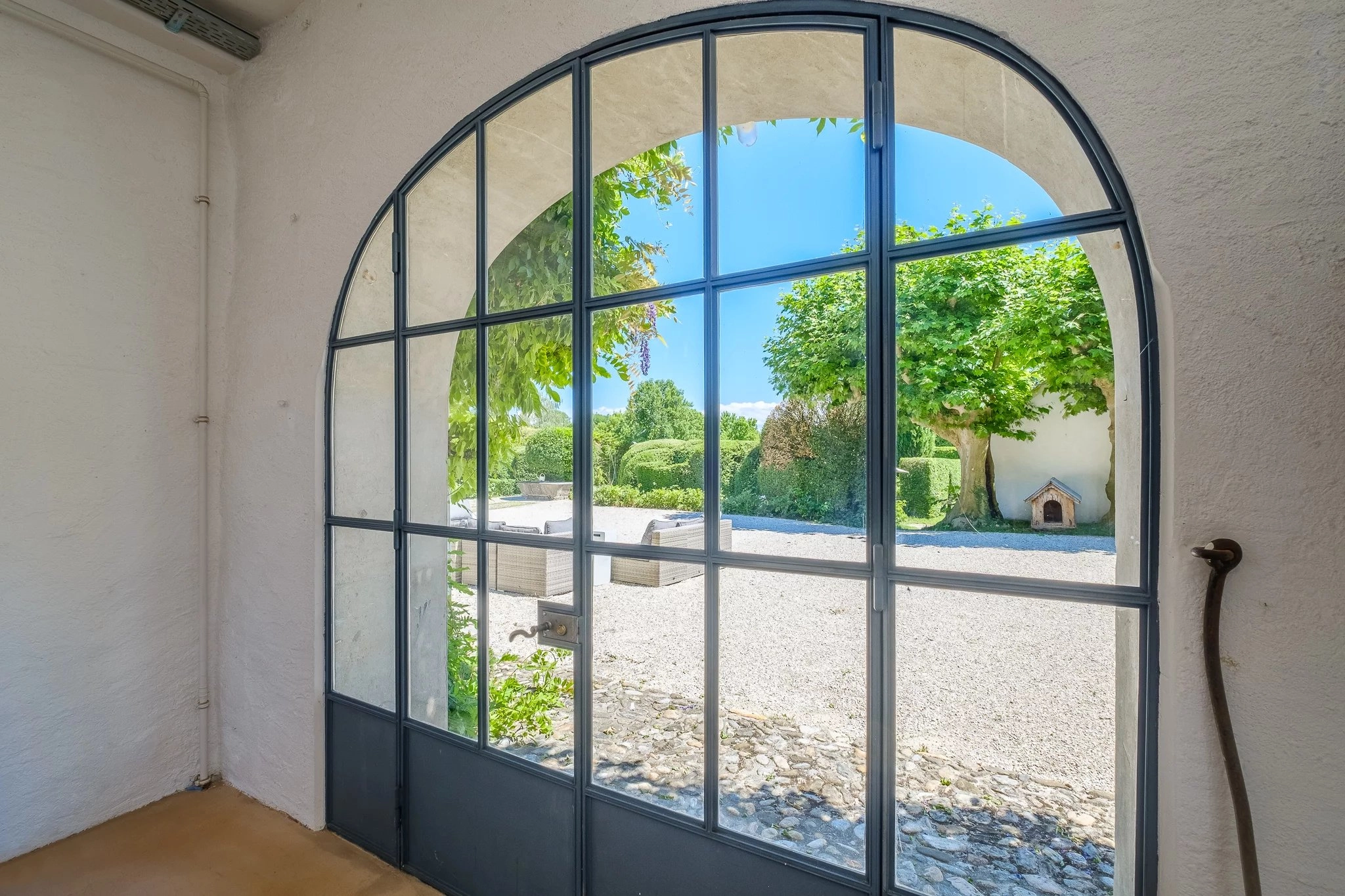 Arkadische Glastür mit Blick in einen Garten