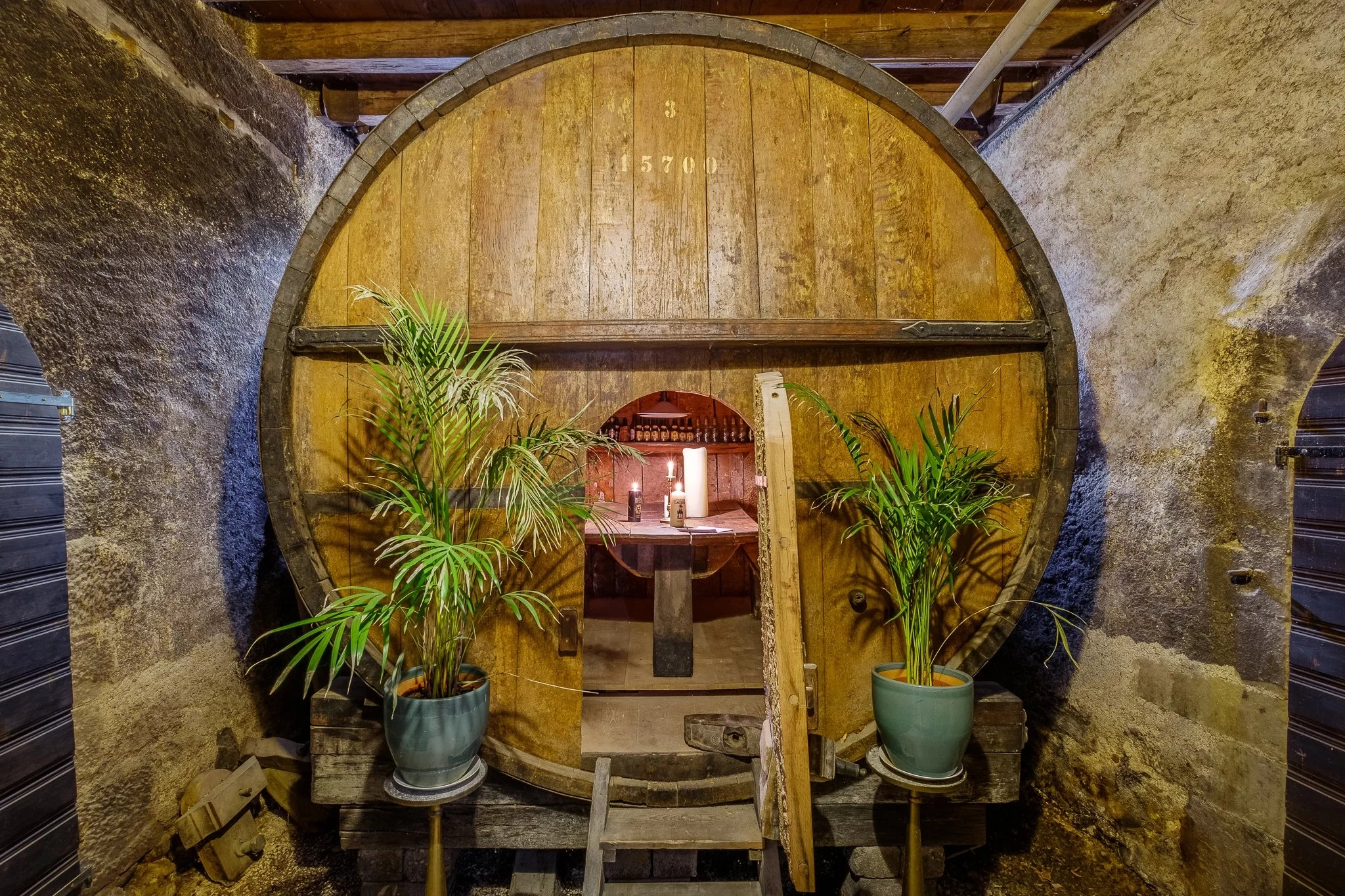 Historischer Weinkeller mit großem Holzfass