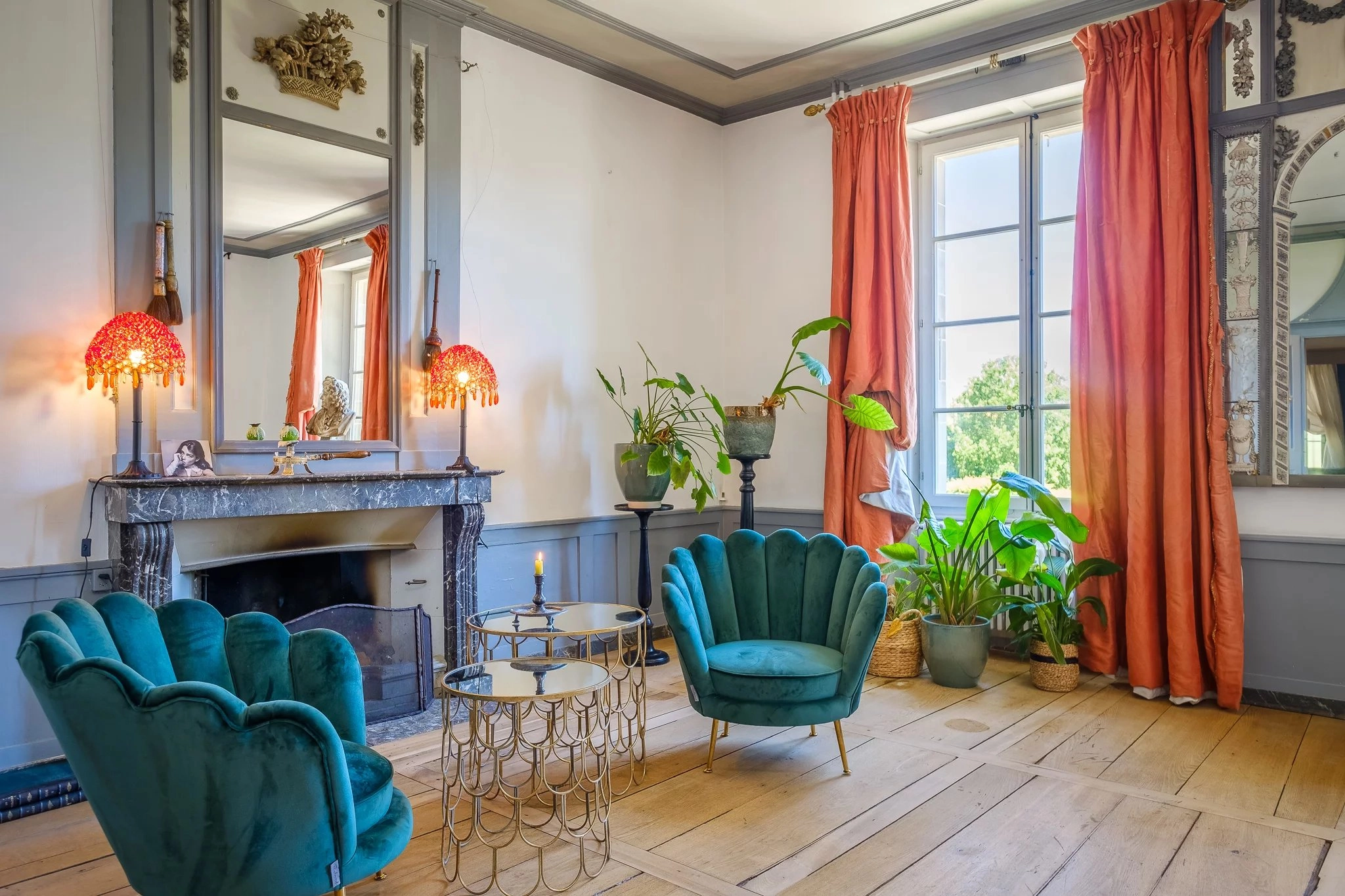 Elegantes Wohnzimmer mit Kamin und Samtsesseln
