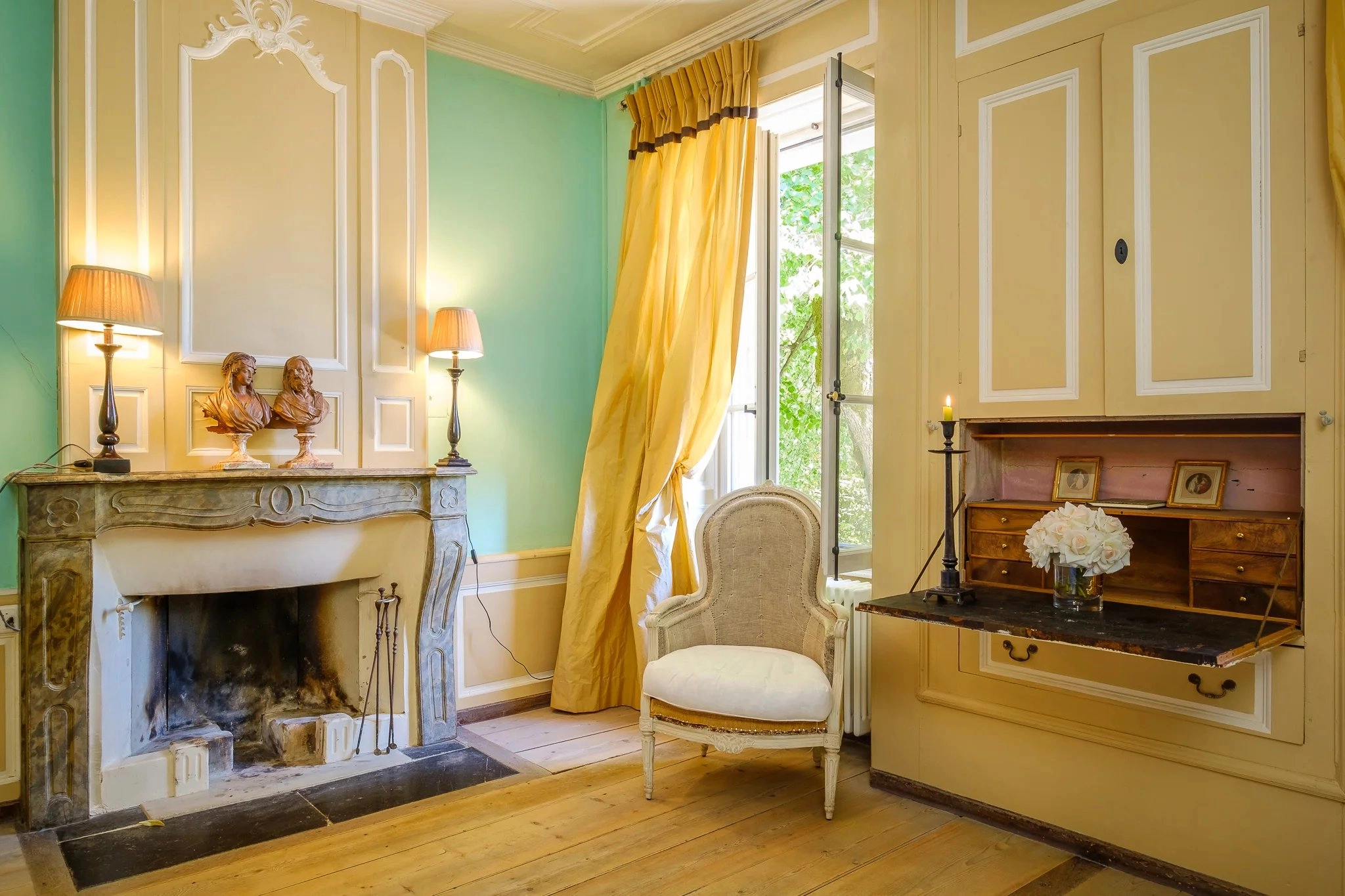 Elegantes Zimmer mit Kamin und Sprossenfenster