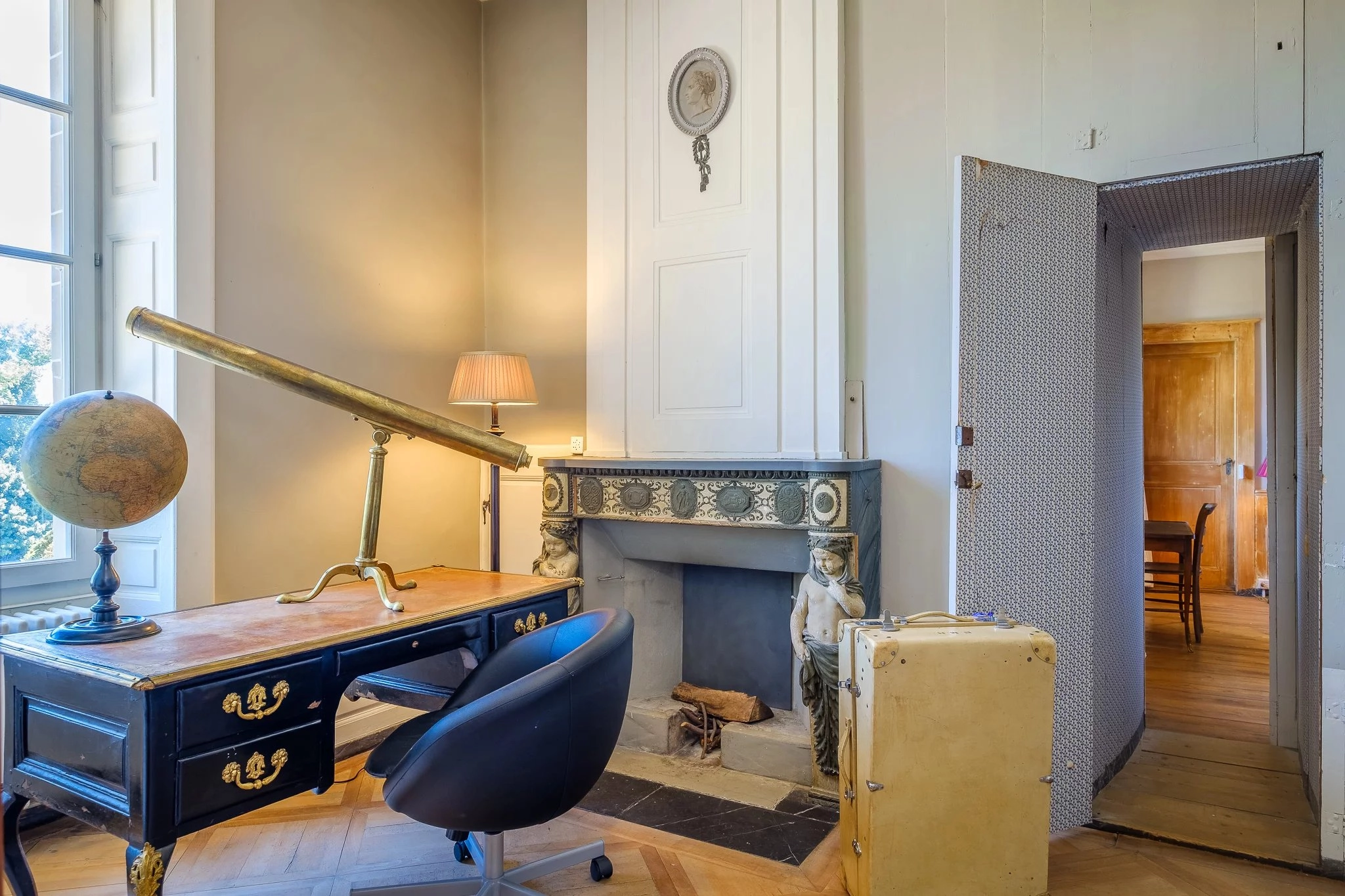 Historisches Arbeitszimmer mit Globus und Kamin