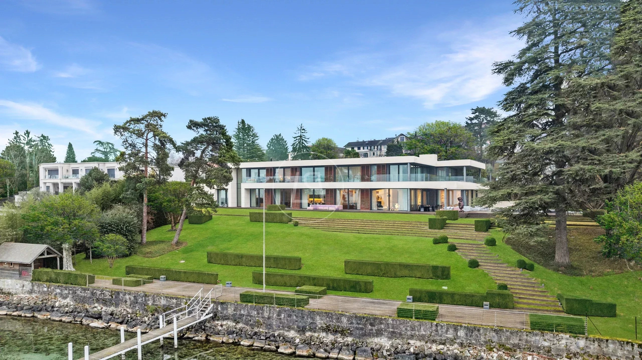 Moderne Villa am Seeufer mit großzügigem Garten