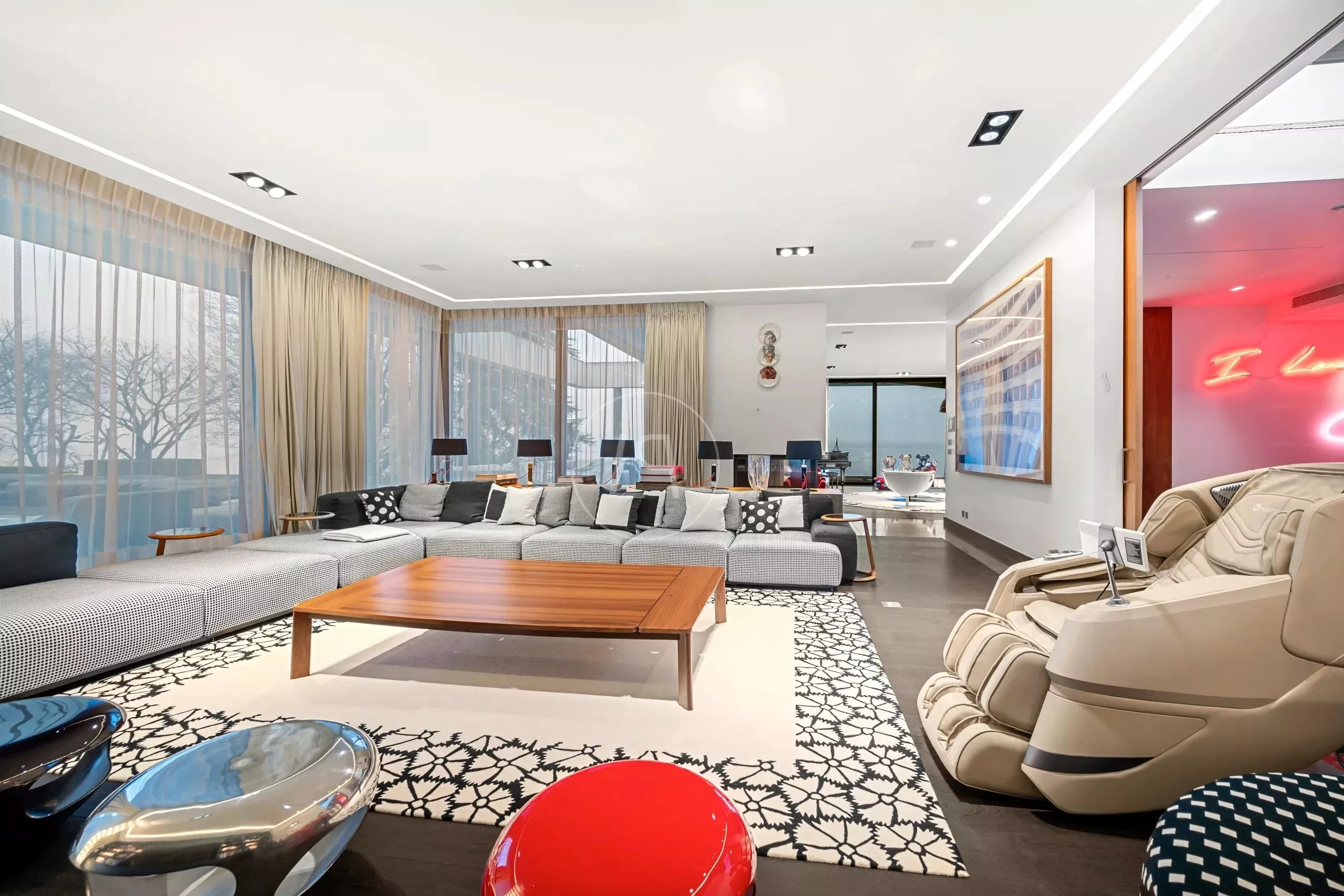 Modernes, großzügiges Wohnzimmer mit Designer-Möblierung