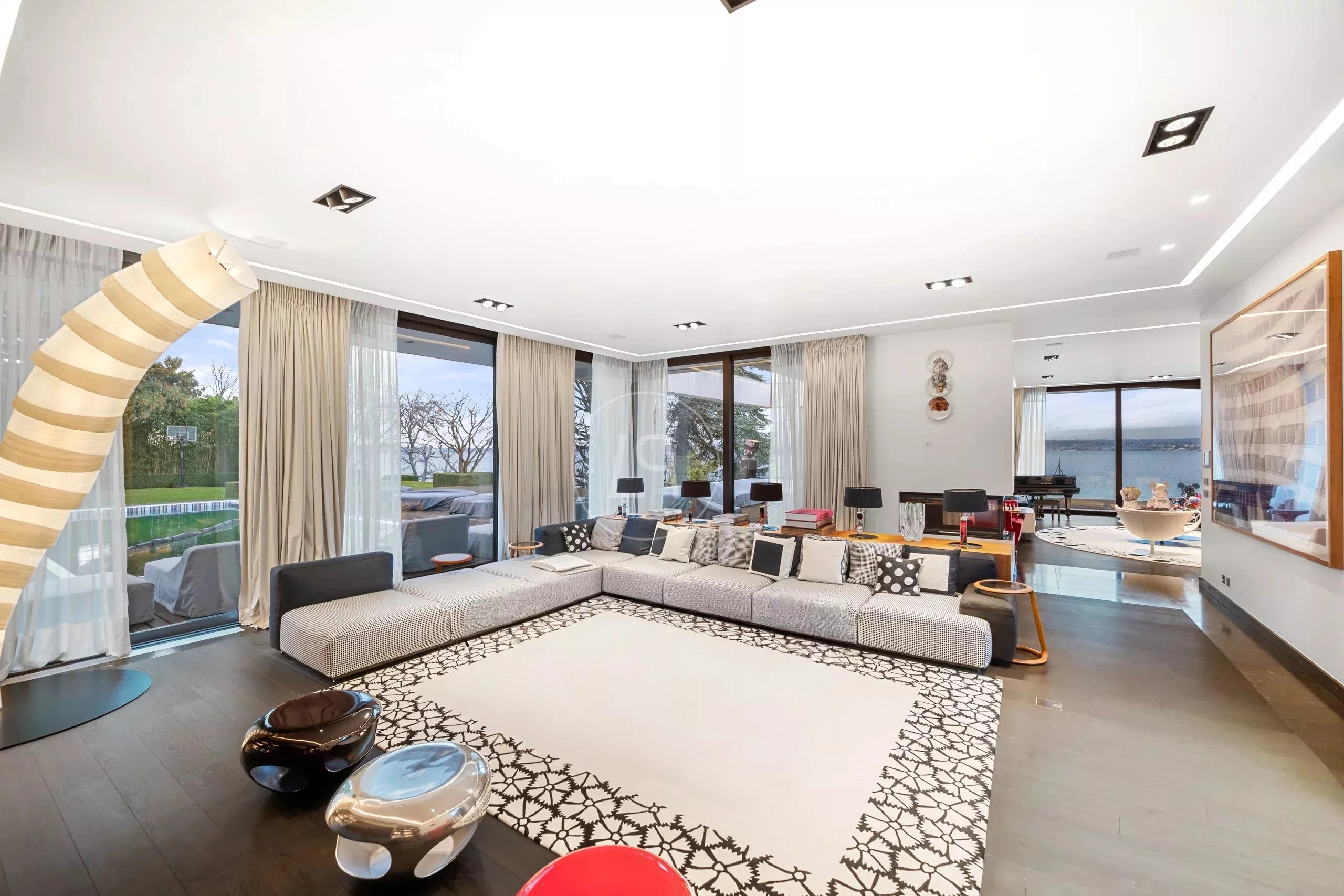 Großzügiges modernes Wohnzimmer mit Meerblick