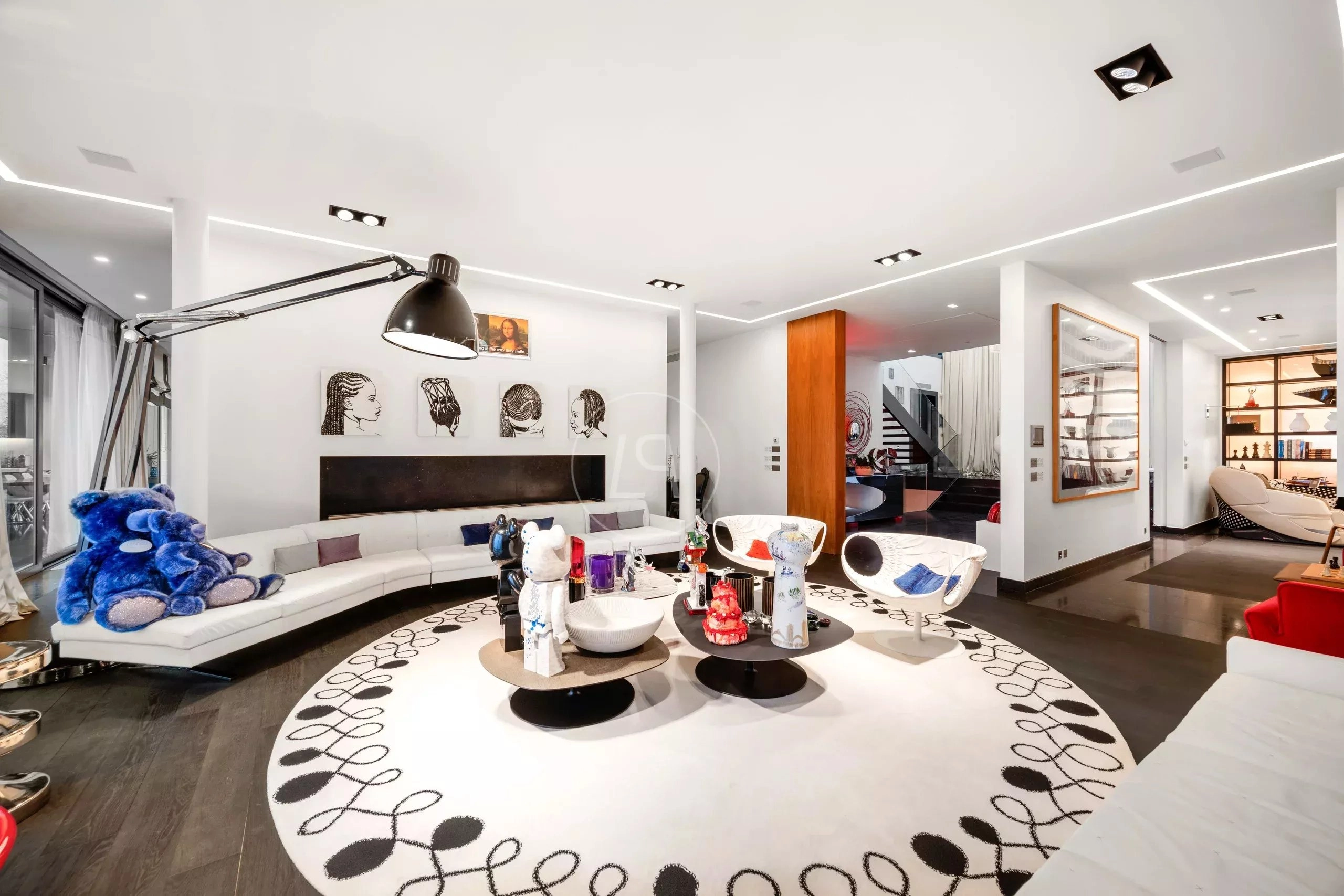Modernes offenes Wohnzimmer mit Designer-Möbeln