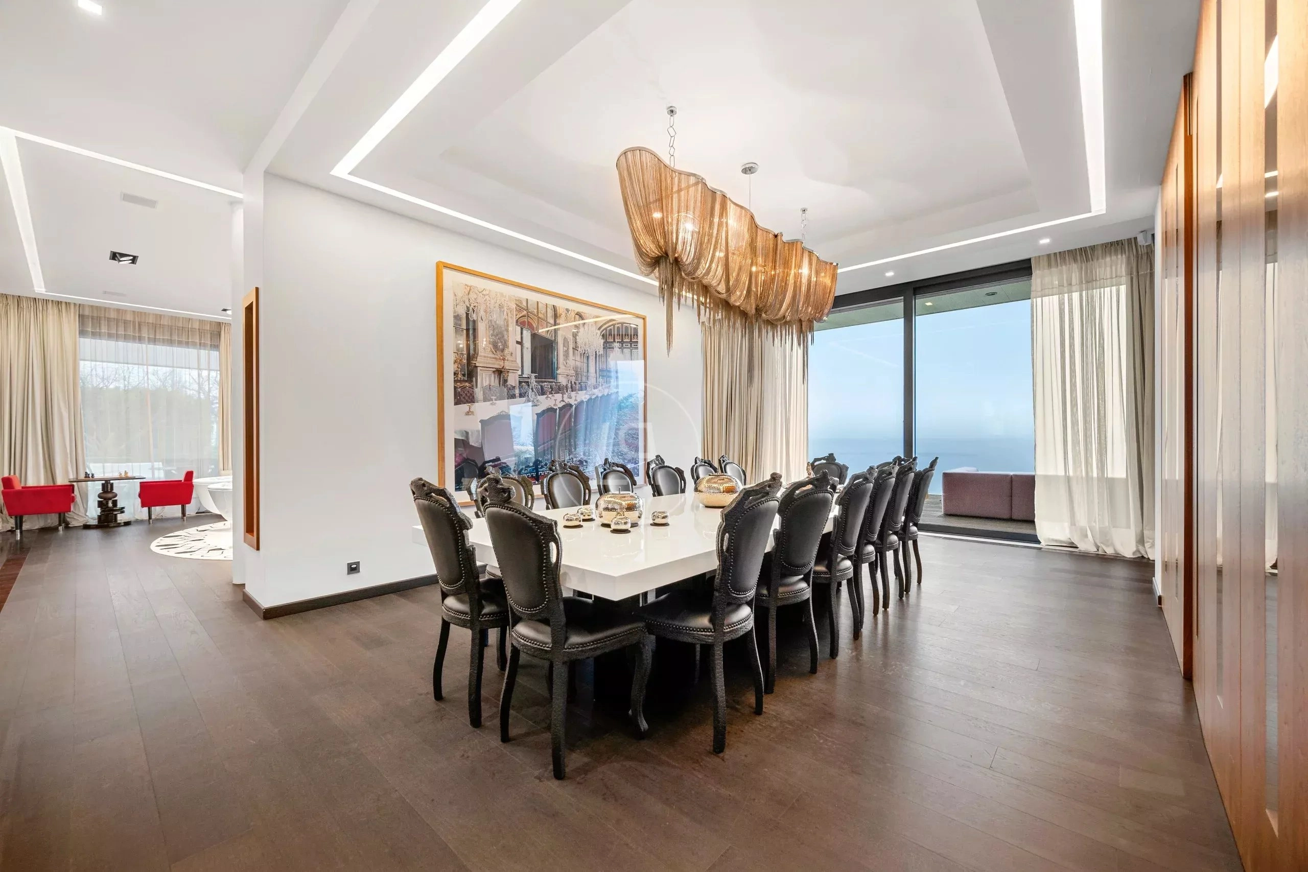 Eleganter Essbereich mit Meerblick