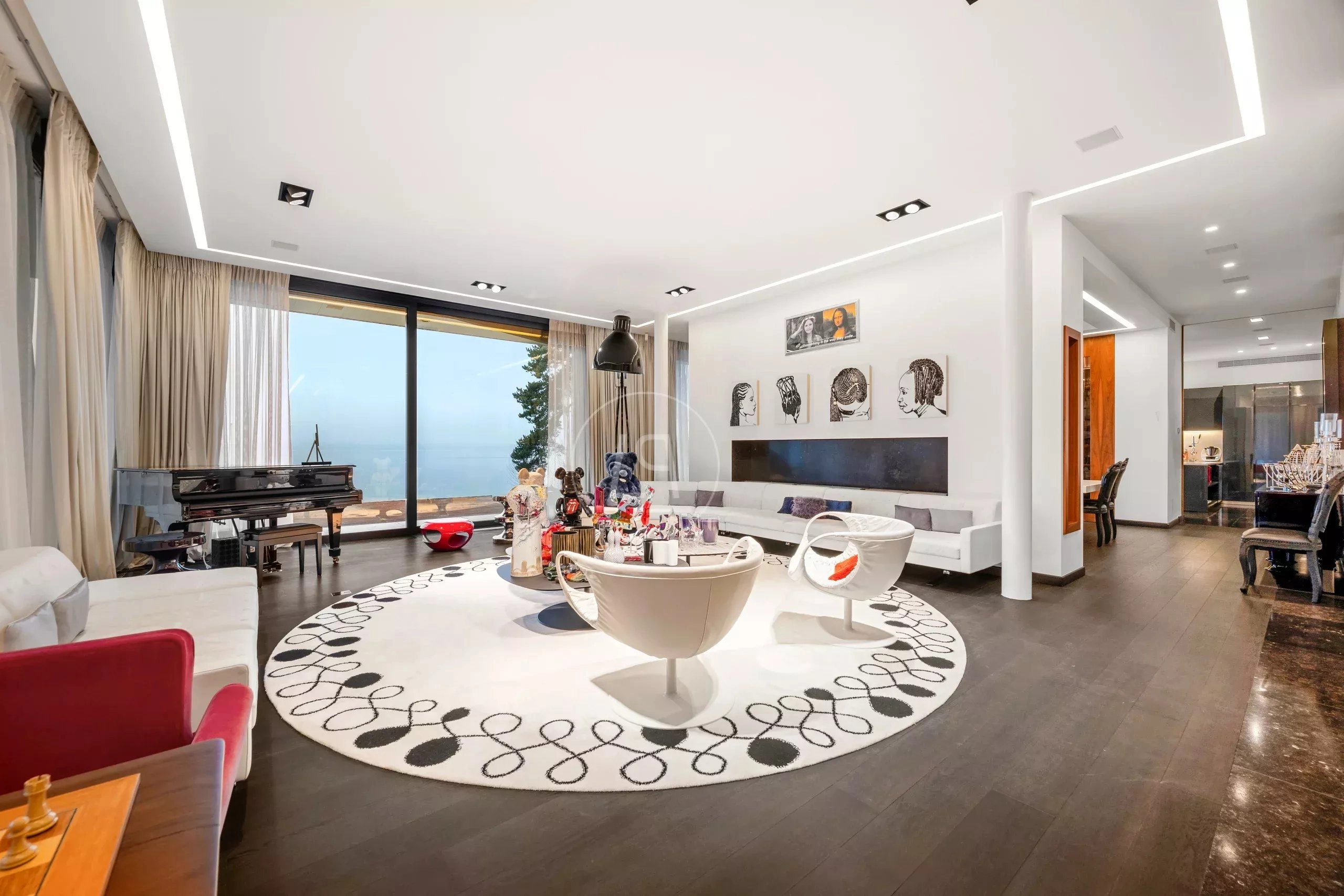 Großzügiges, modernes Wohnzimmer mit Panoramafenster