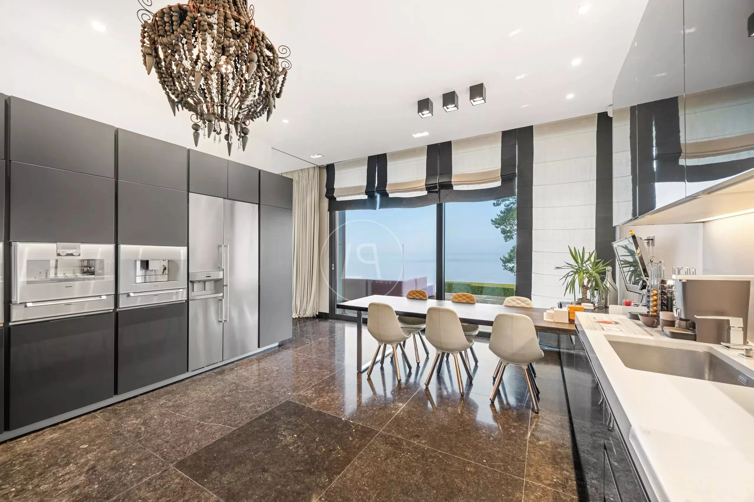 Moderne Designer-Küche mit Seeblick