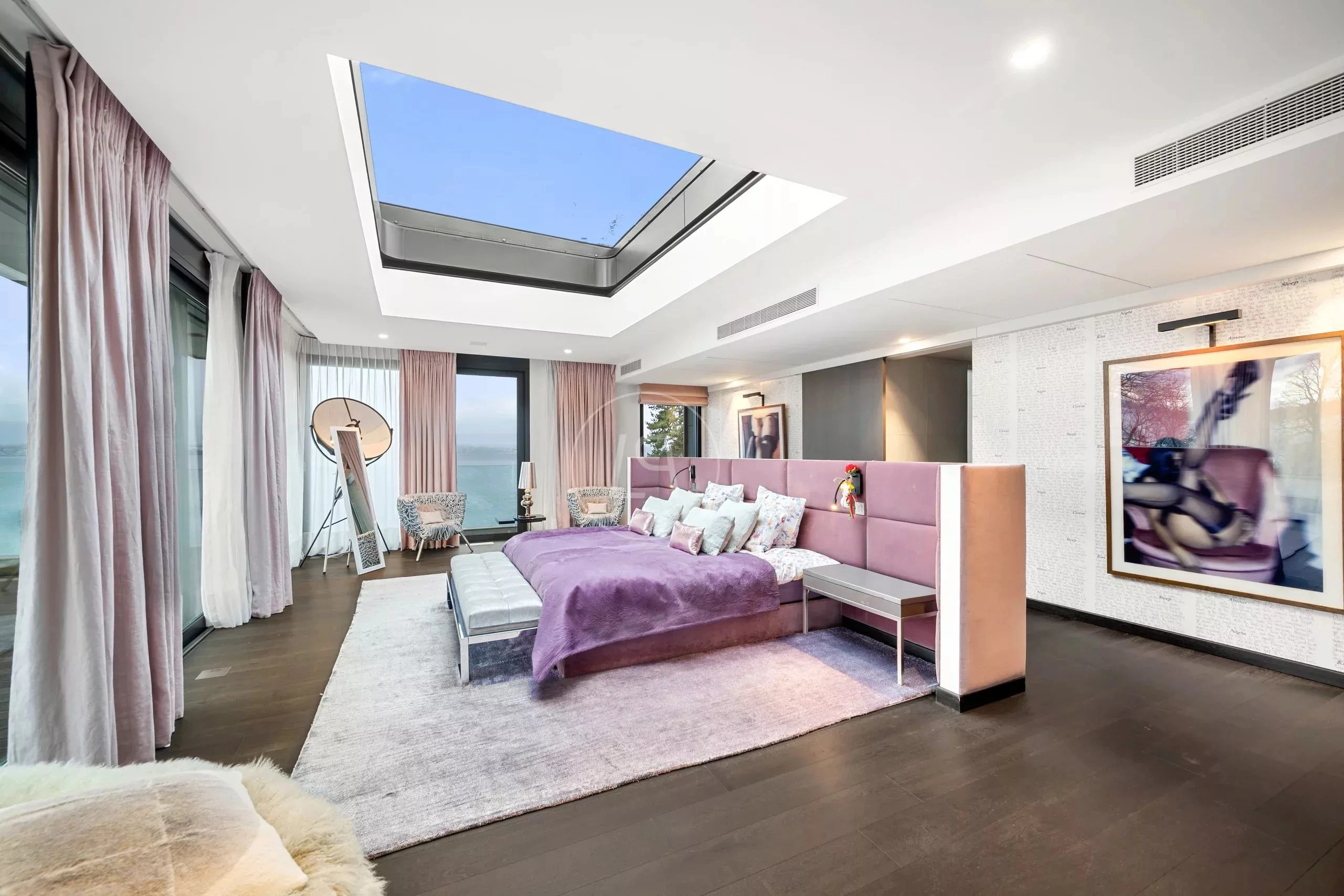 Luxuriöses Schlafzimmer mit Oberlicht