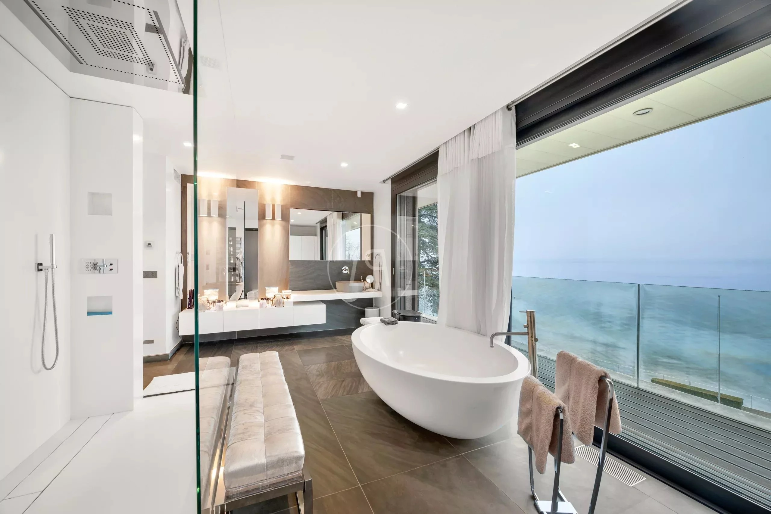 Luxuriöses Badezimmer mit Meerblick
