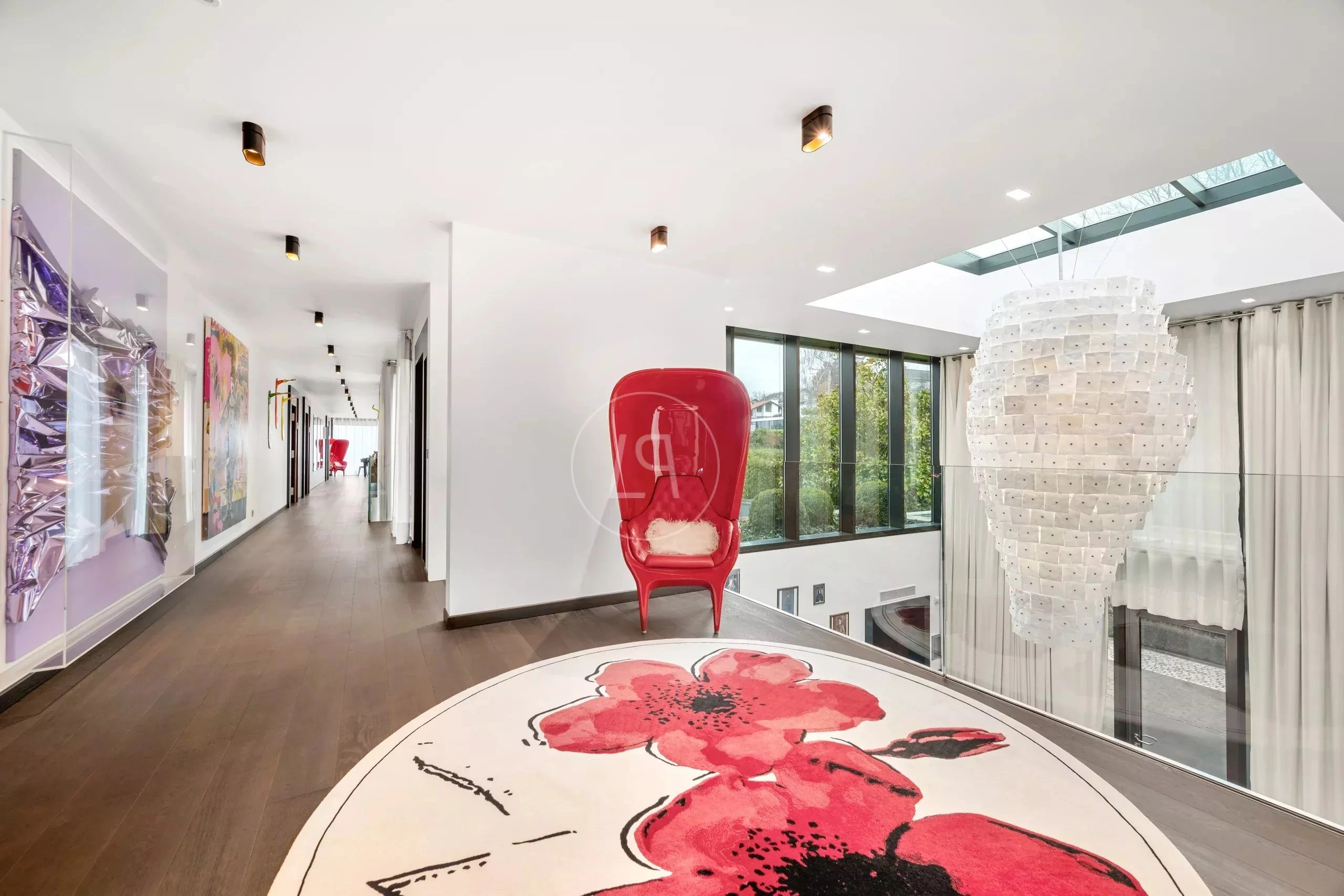 Moderner Galerieflur mit Kunst und Blick in den Wohnbereich