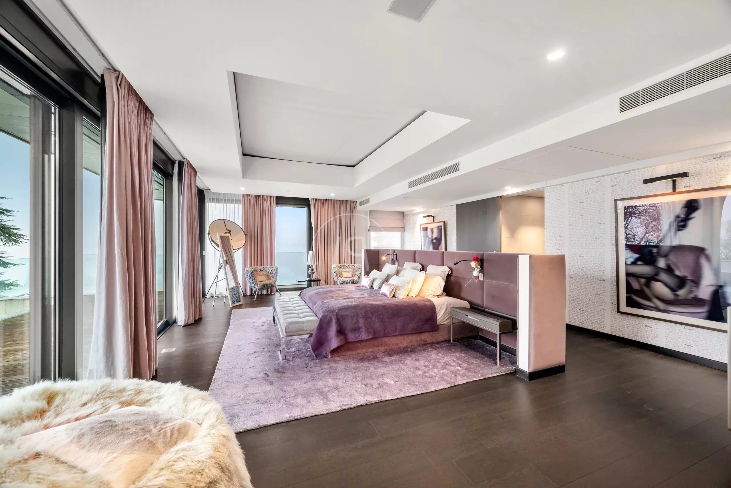 Luxuriöses Schlafzimmer mit bodentiefen Fenstern