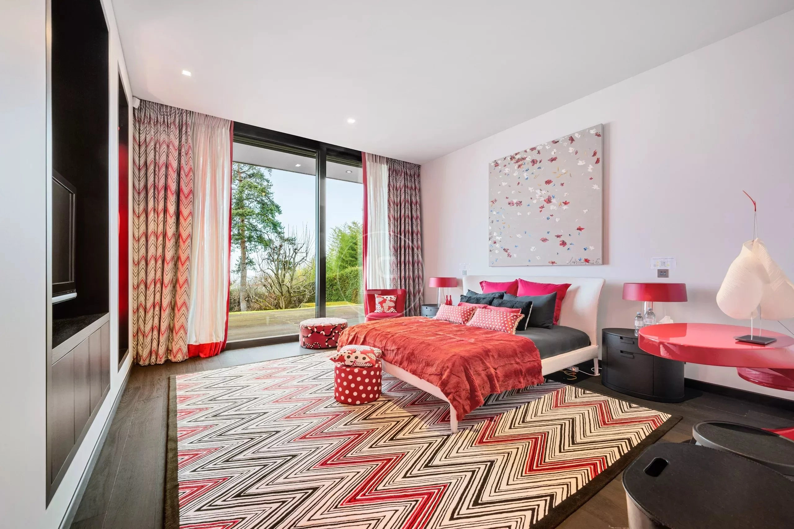 Modernes Schlafzimmer mit farbigen Akzenten