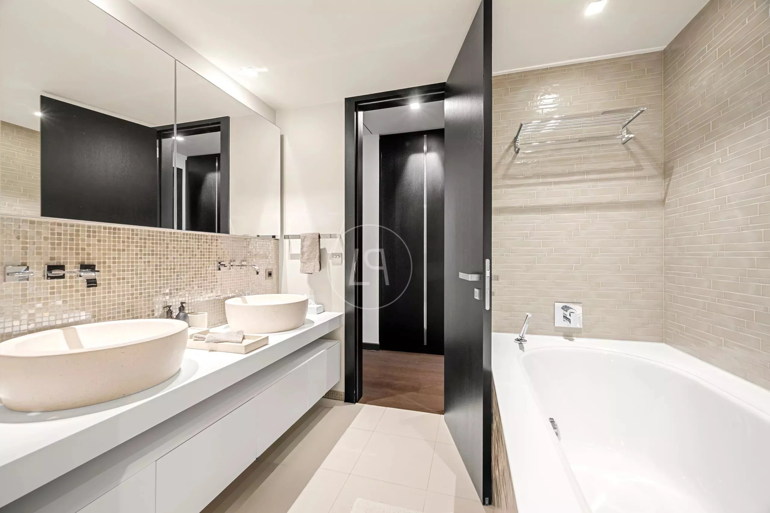 Modernes Badezimmer mit Doppelwaschtisch und Badewanne