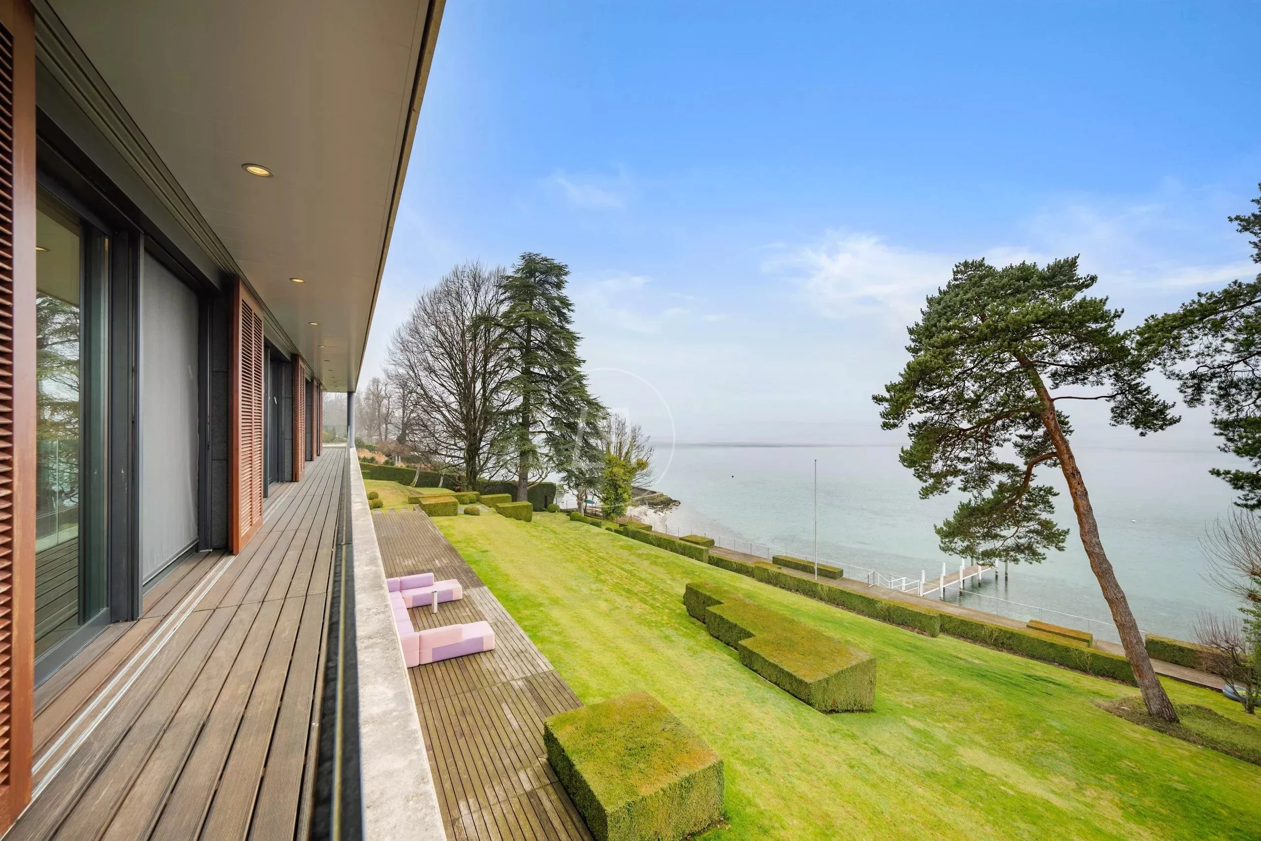 Seeblick von einer modernen Terrasse