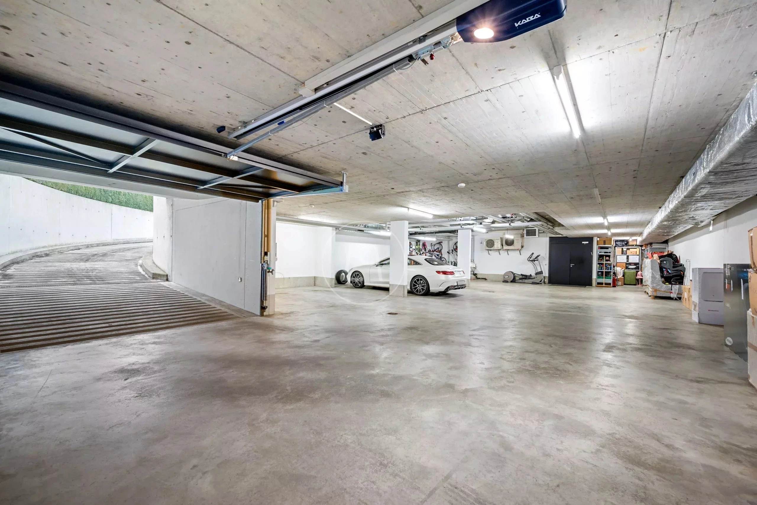 Tiefgarage mit Zufahrt und abgestelltem Auto