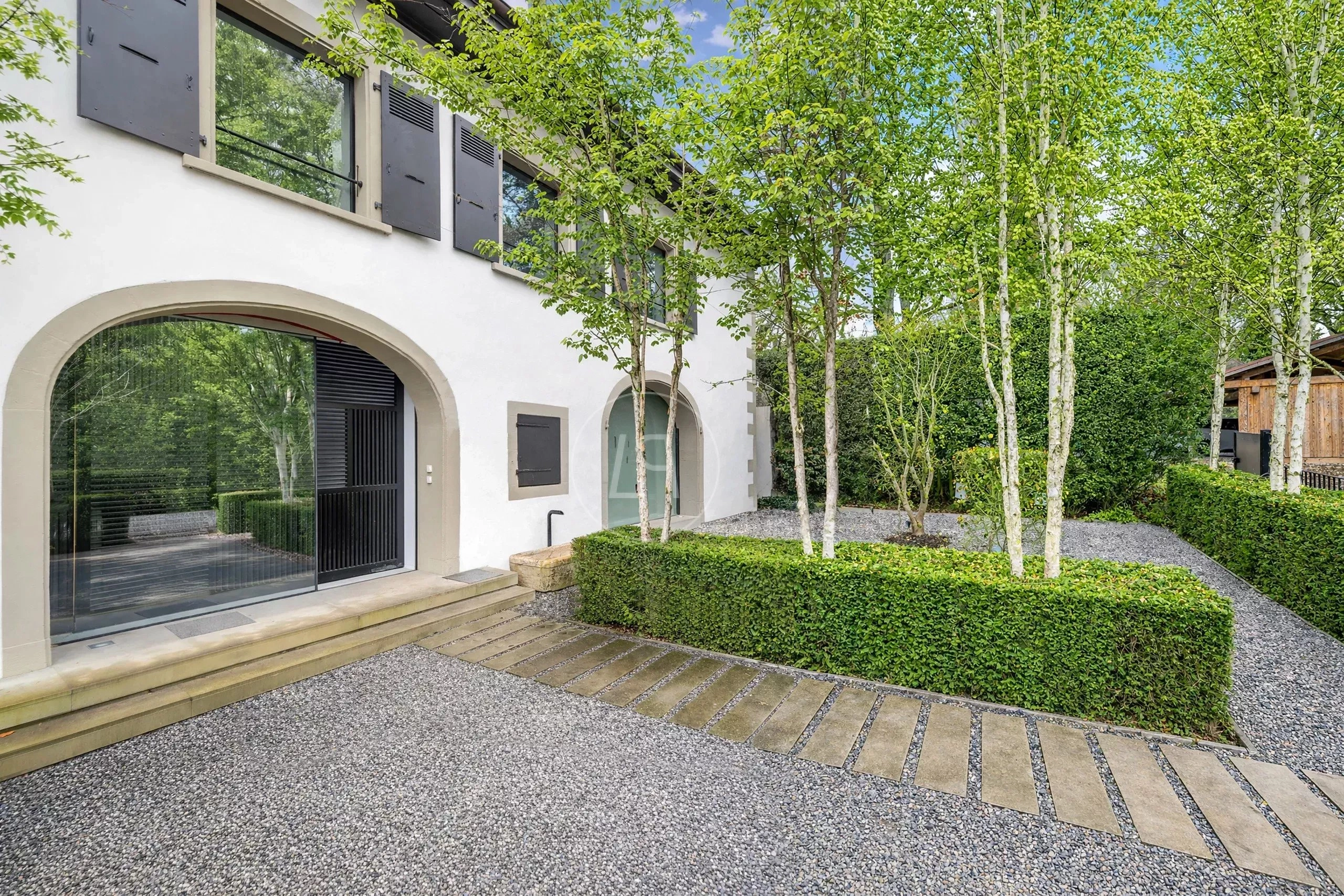 Außenansicht eines modernen Hauses mit Garten