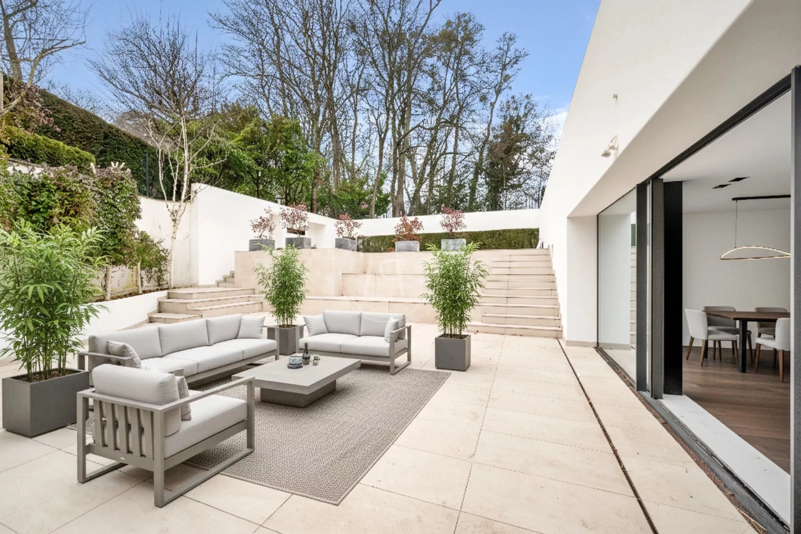 Moderne Terrasse mit Lounge und Essbereich