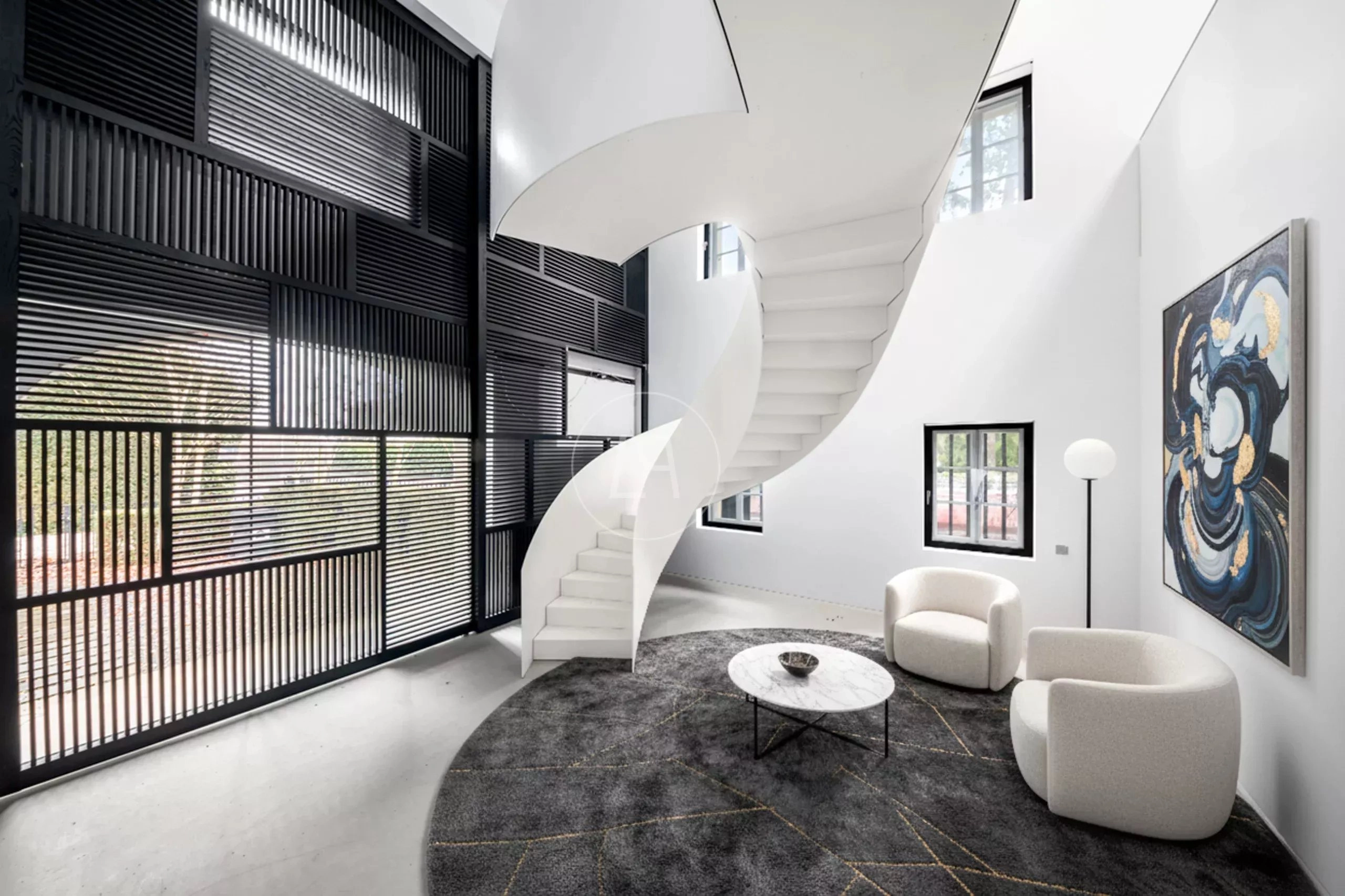 Modernes Atrium mit Wendeltreppe