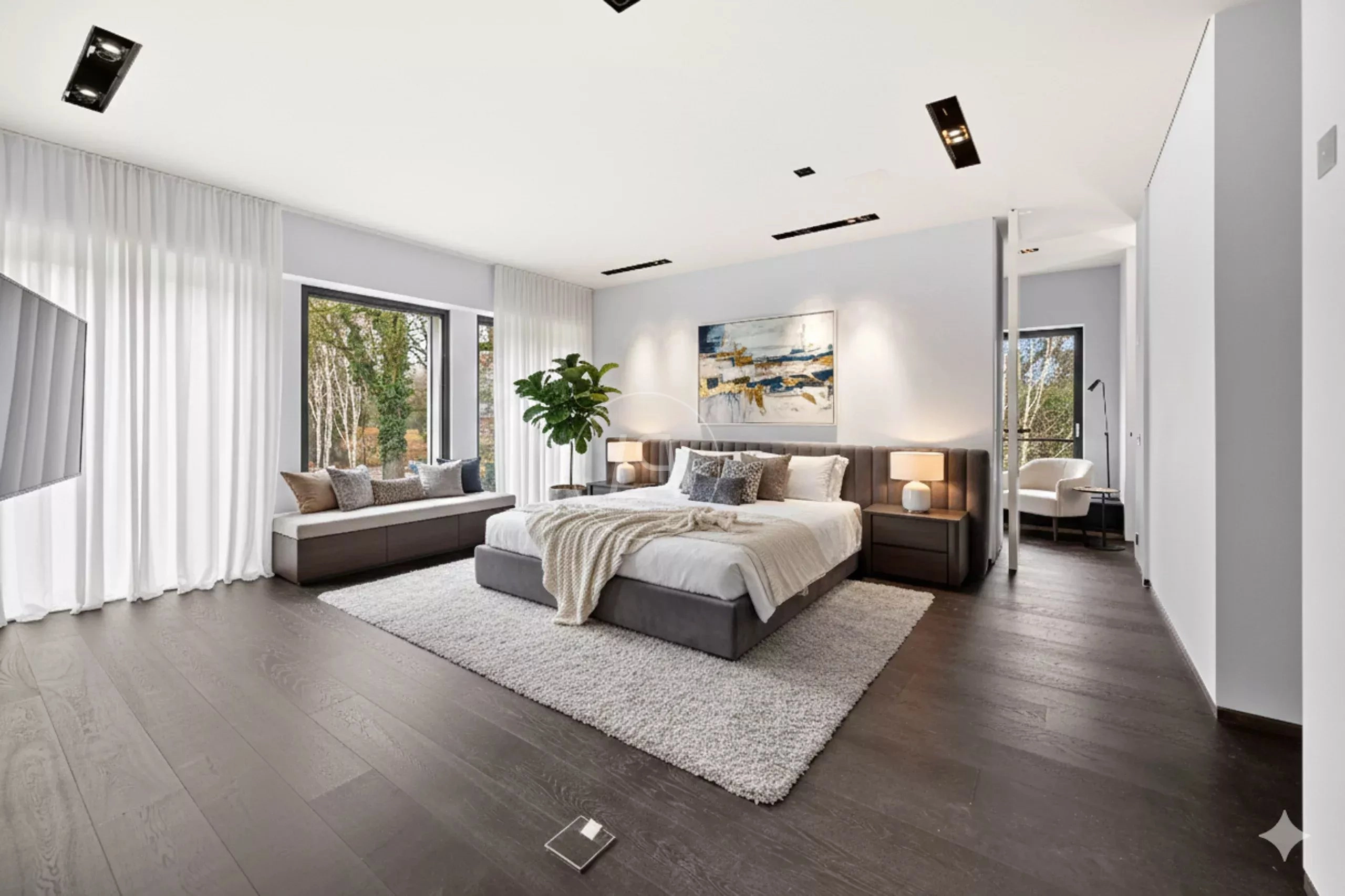 Modernes Schlafzimmer mit bodentiefen Fenstern