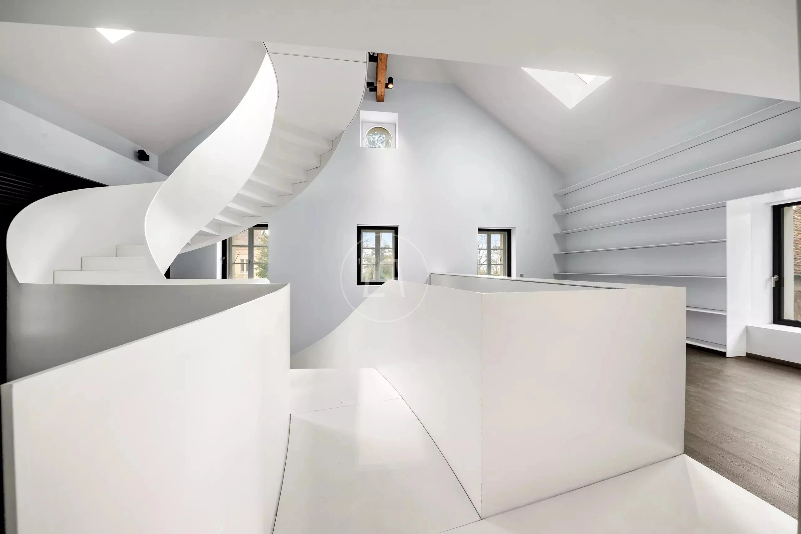 Moderne Galerie mit Wendeltreppe