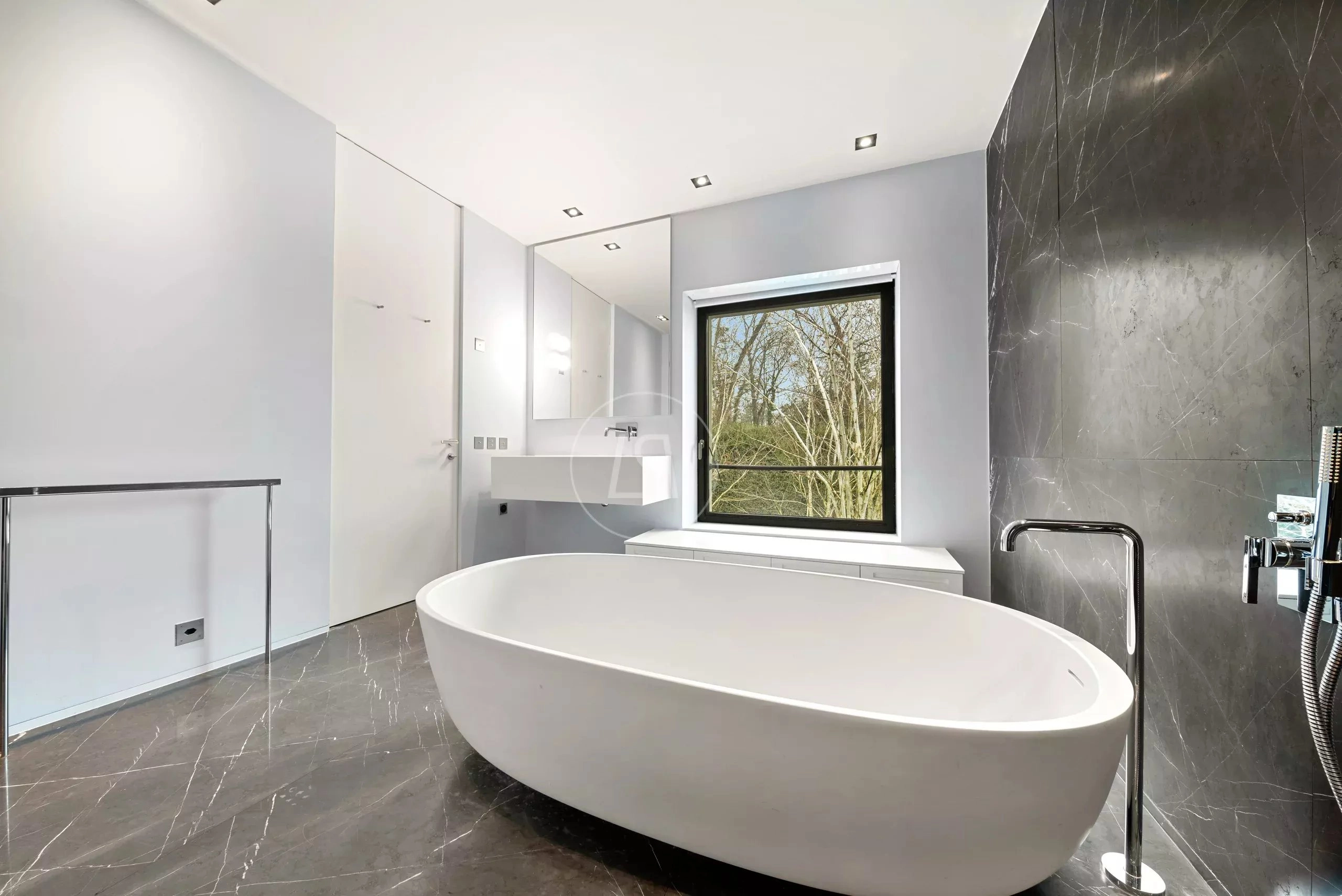 Modernes Badezimmer mit freistehender Wanne