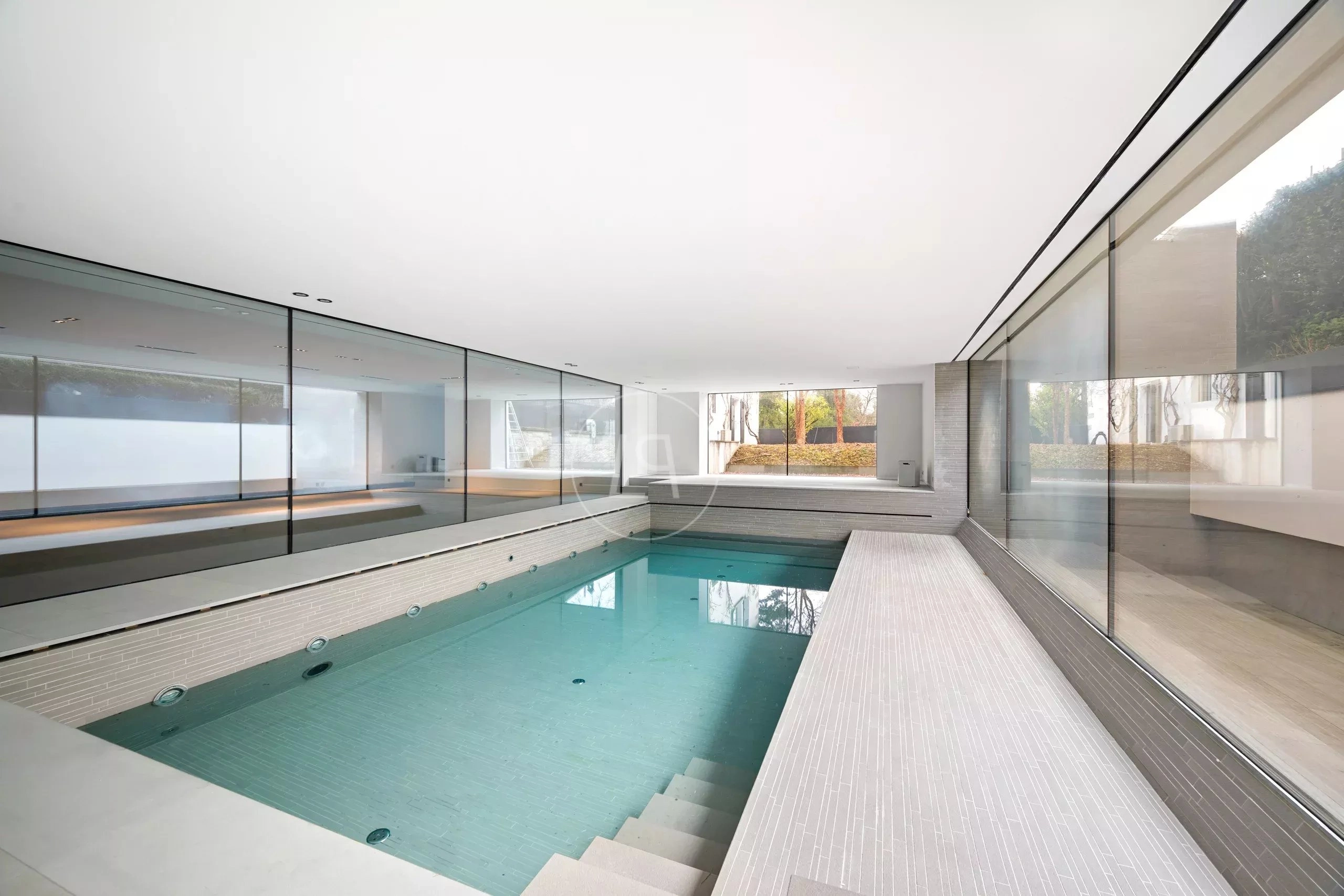 Indoor-Poolbereich mit Galerie und Glaswänden