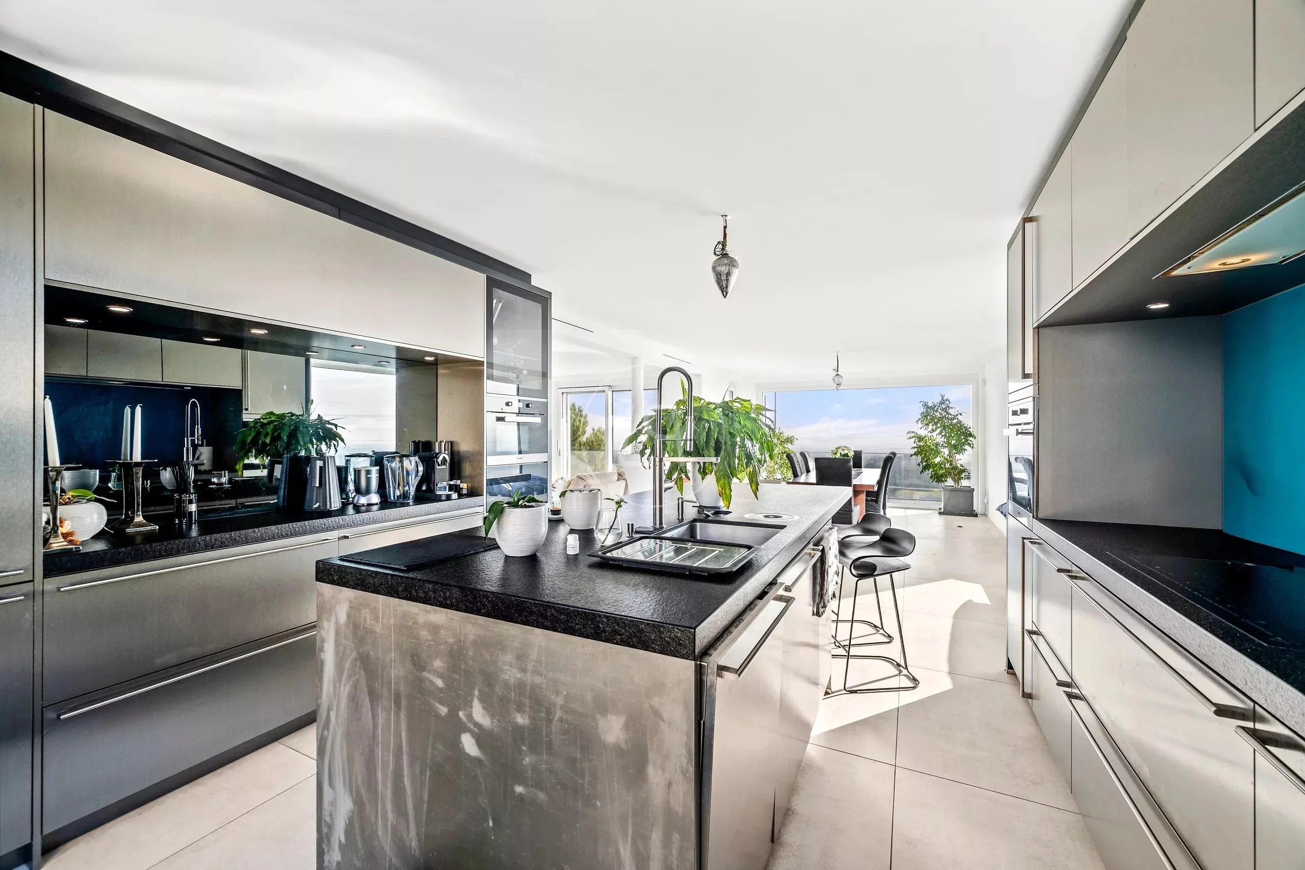 Moderne Küche mit Insel und Meerblick