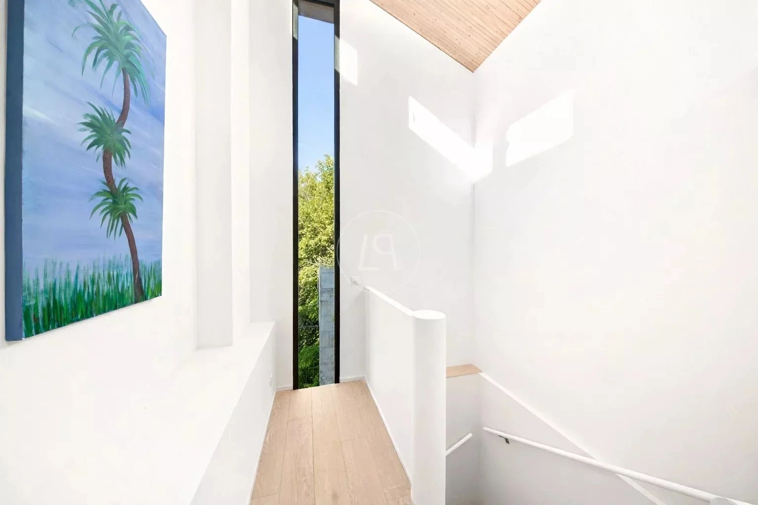 Heller Treppenflur mit hoher schmaler Fensteröffnung