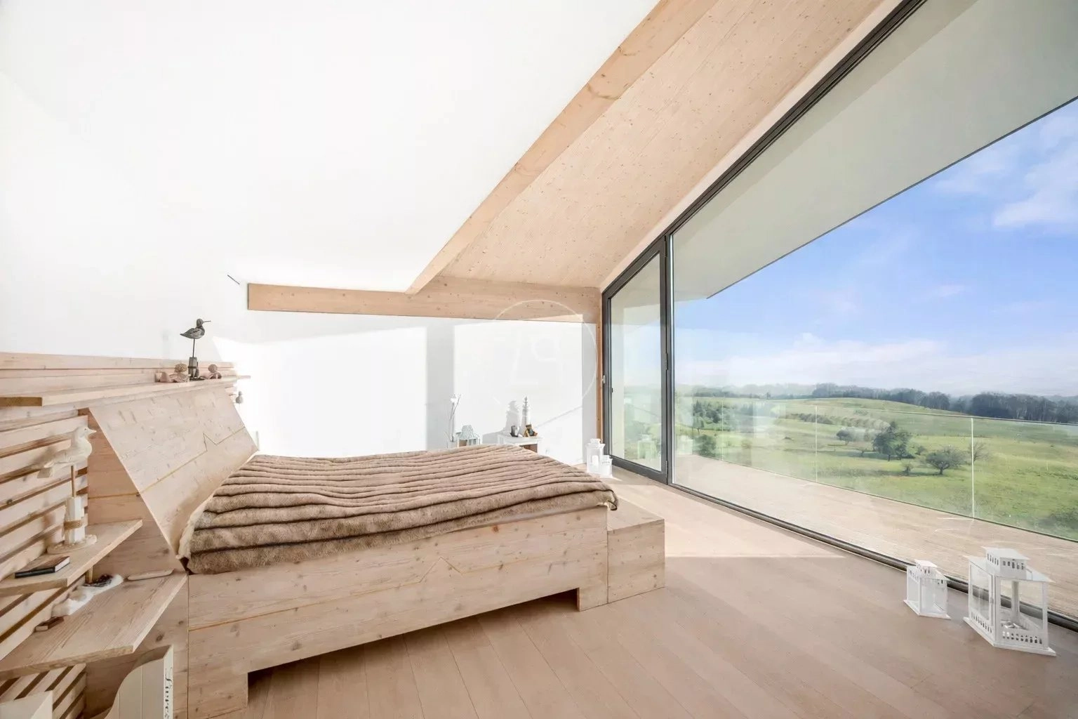 Schlafzimmer mit Panoramafenster und Naturblick