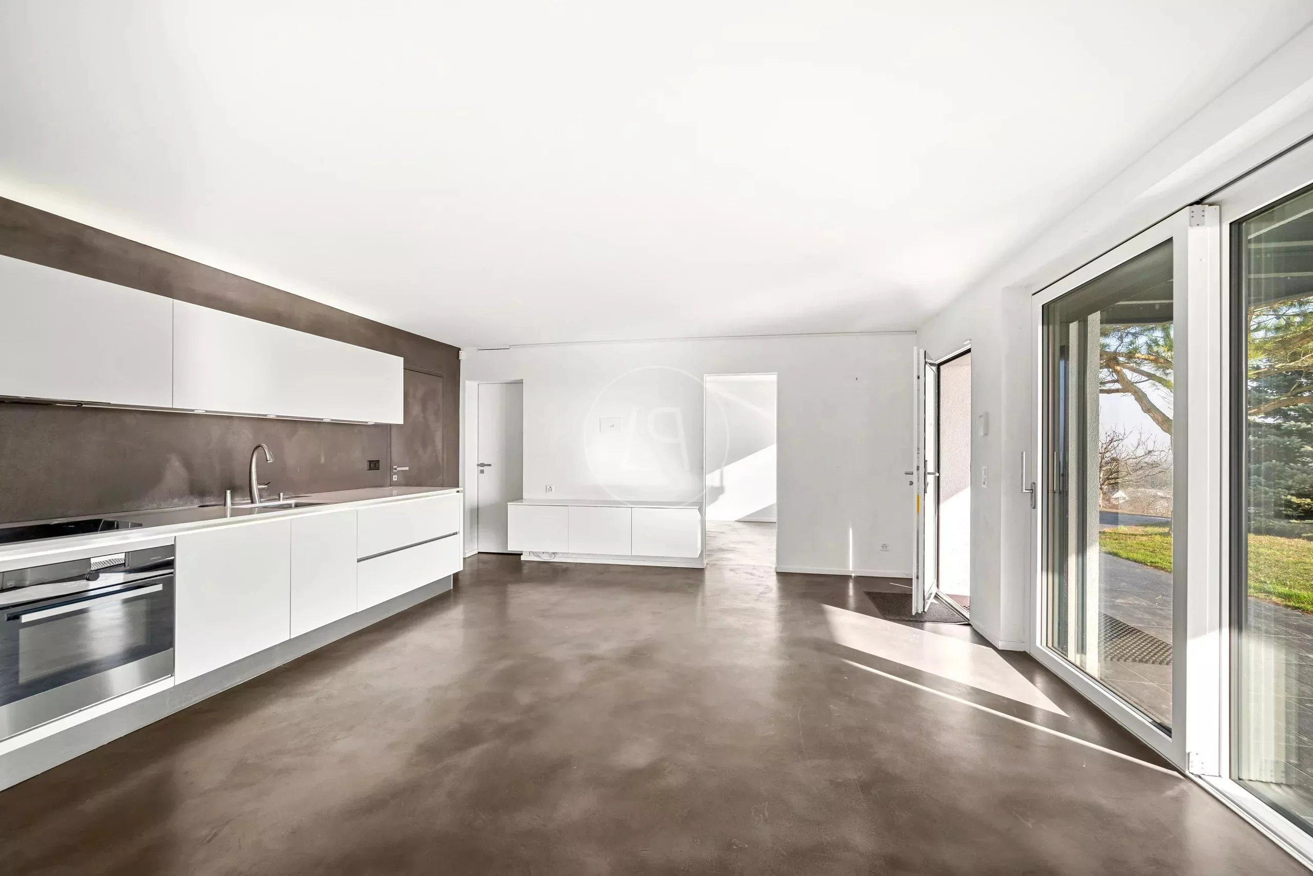 Moderne offene Wohnküche mit Terrassenzugang