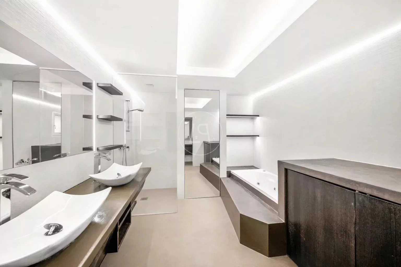 Modernes Badezimmer mit Doppelwaschtisch und Badewanne