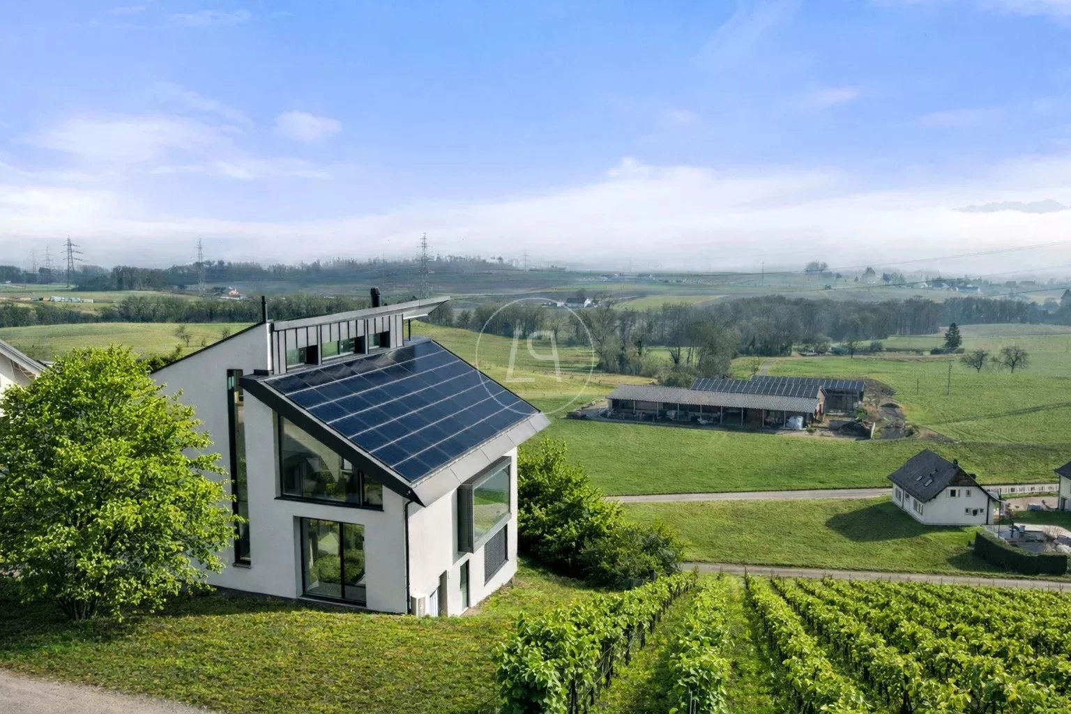 Modernes Haus mit PV-Anlage in ländlicher Hanglage