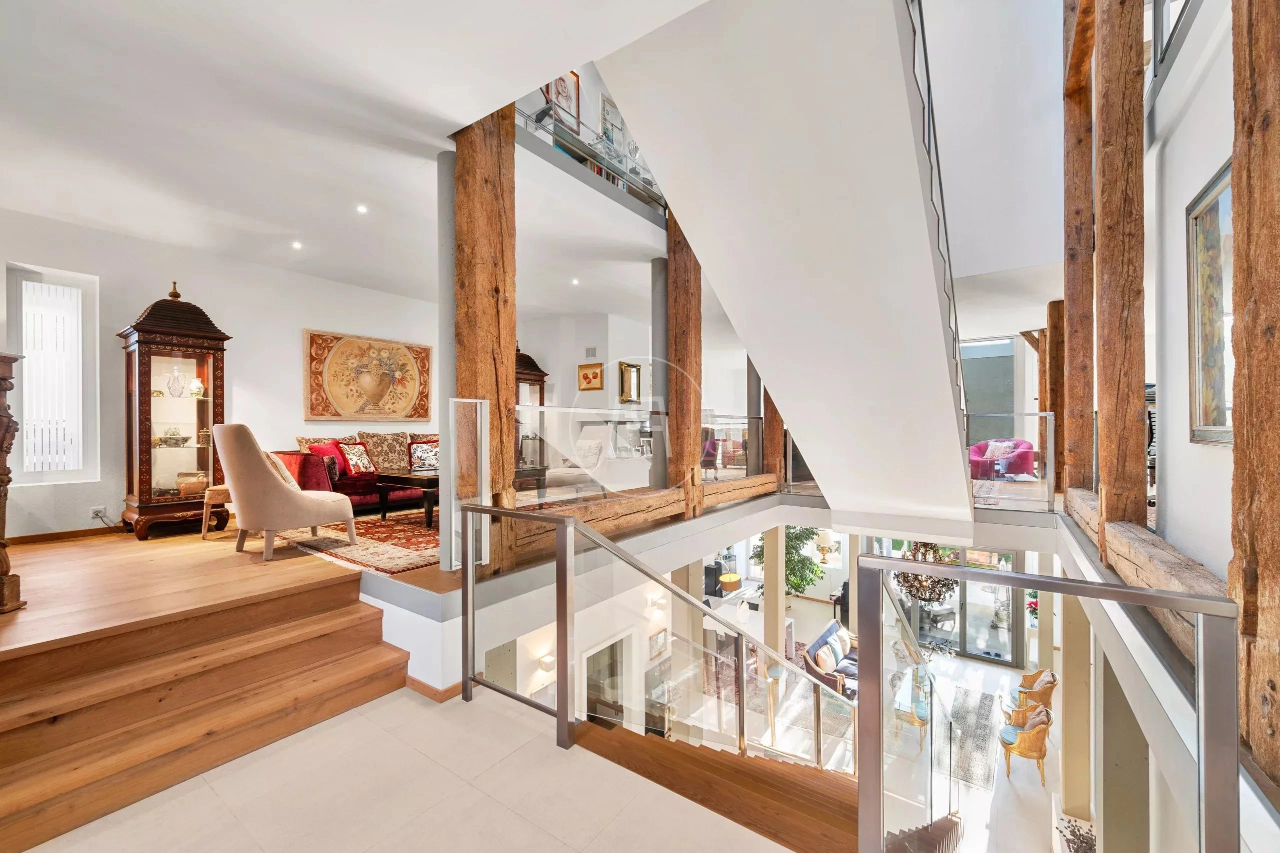 Großzügige Galerie mit Wohnzimmerblick