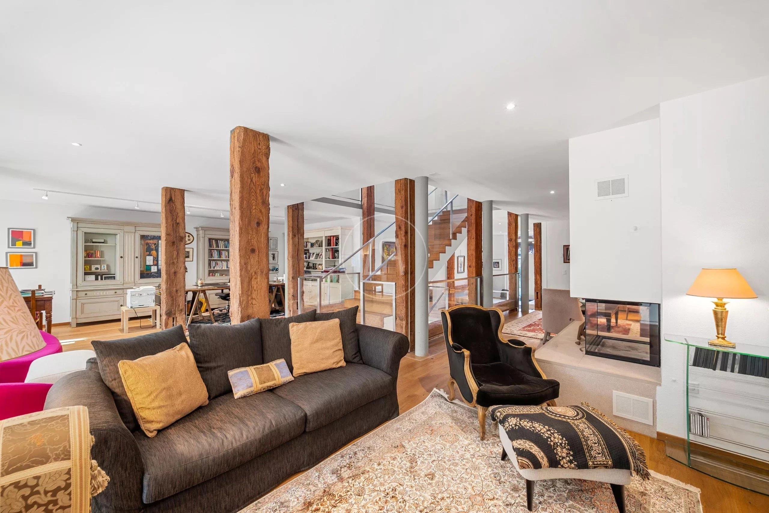 Großzügiges Wohnloft mit Galerie und offenem Arbeitsbereich