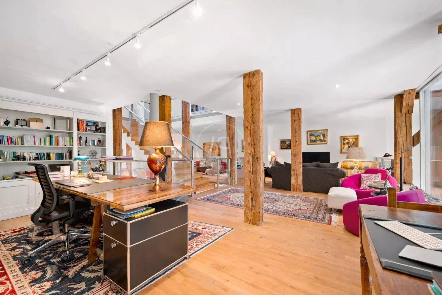 Großzügiges Loft-Wohnzimmer mit Arbeitsbereich