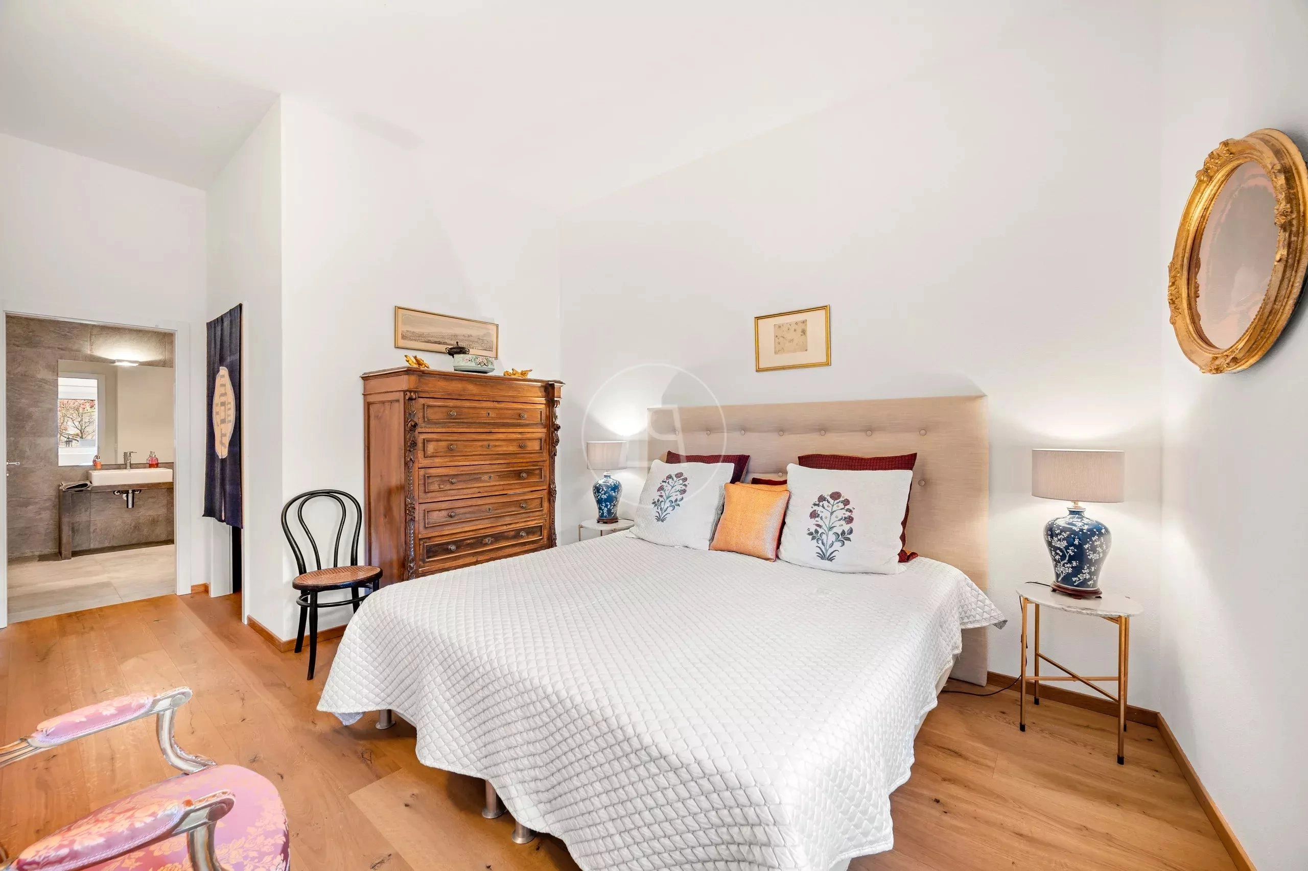 Helles Schlafzimmer mit klassischer Einrichtung